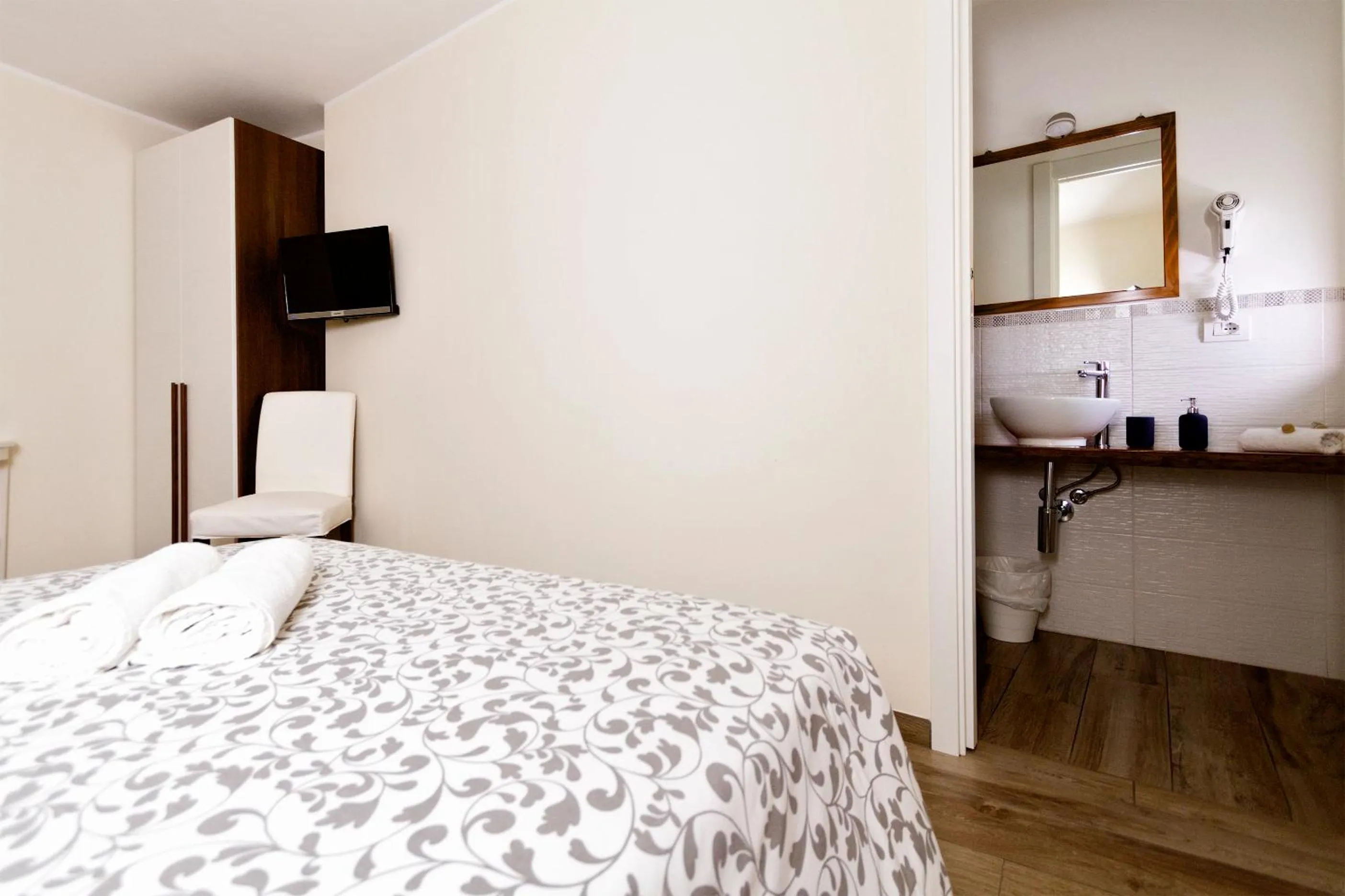 Photo of the whole room, Bed in Andirivieni Bellagio Guest House