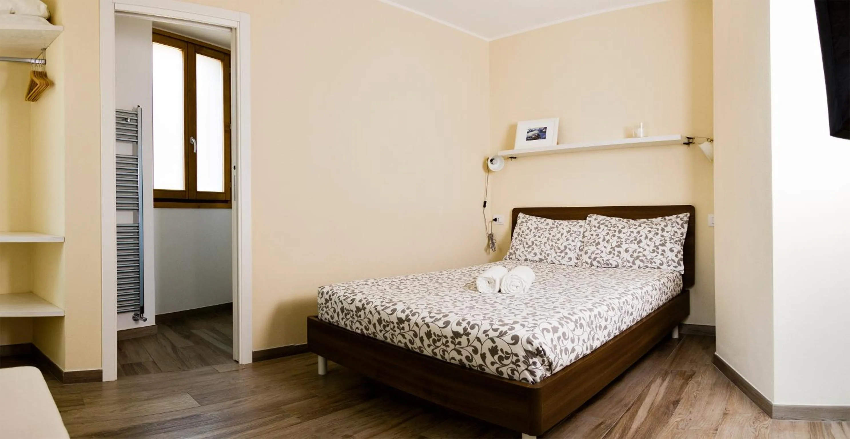 Photo of the whole room, Bed in Andirivieni Bellagio Guest House