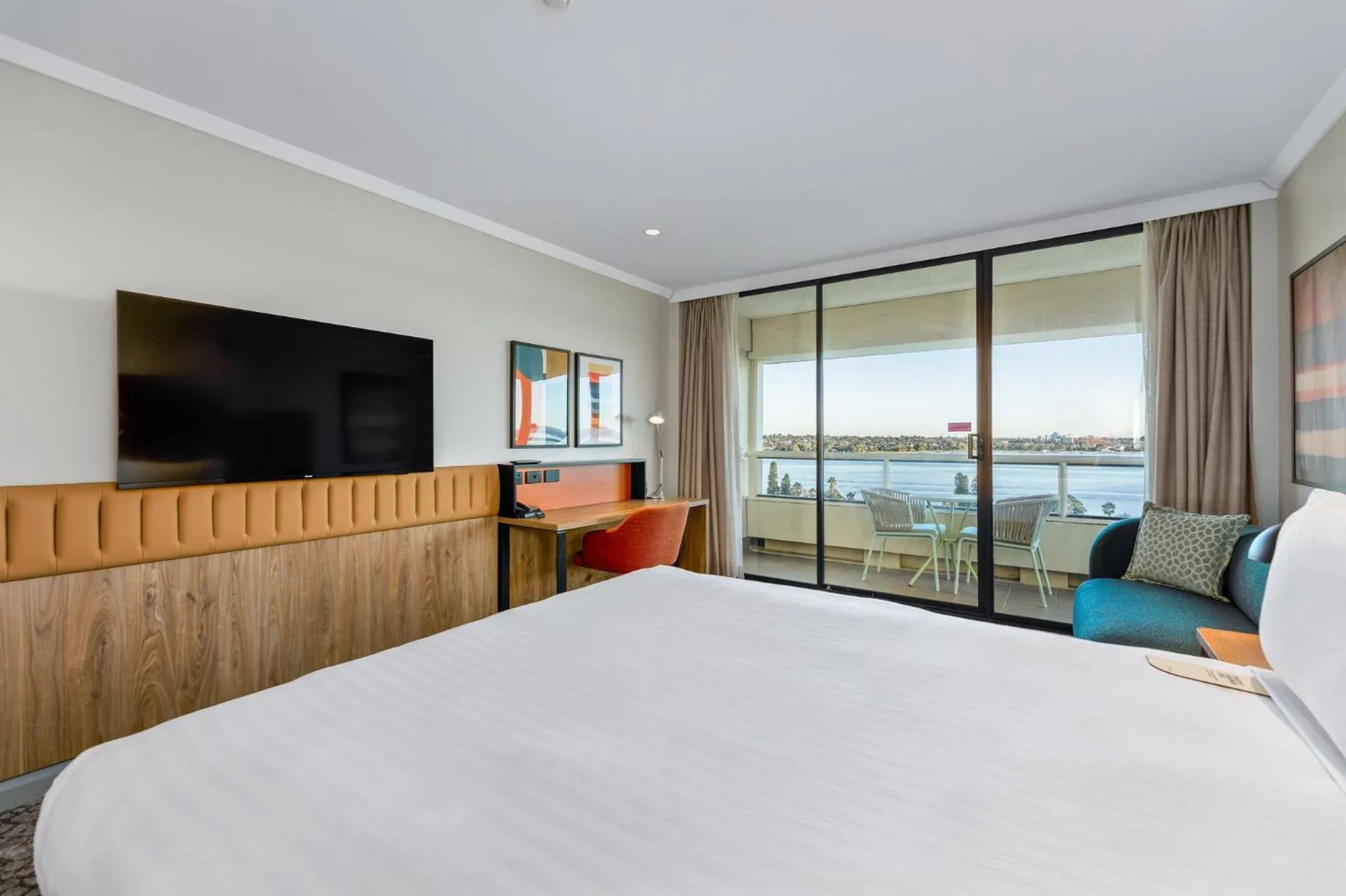 Photo of the whole room, Bed in Crowne Plaza Perth by IHG