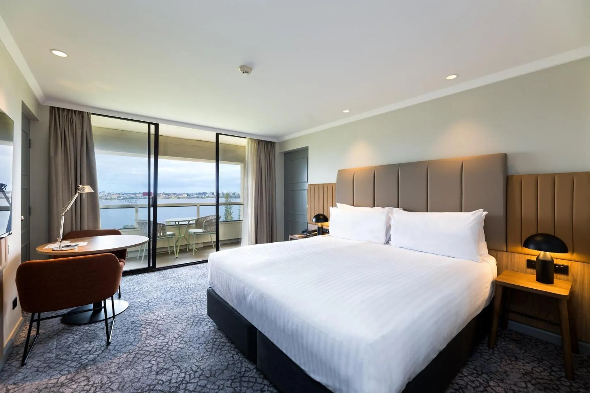 Photo of the whole room, Bed in Crowne Plaza Perth by IHG