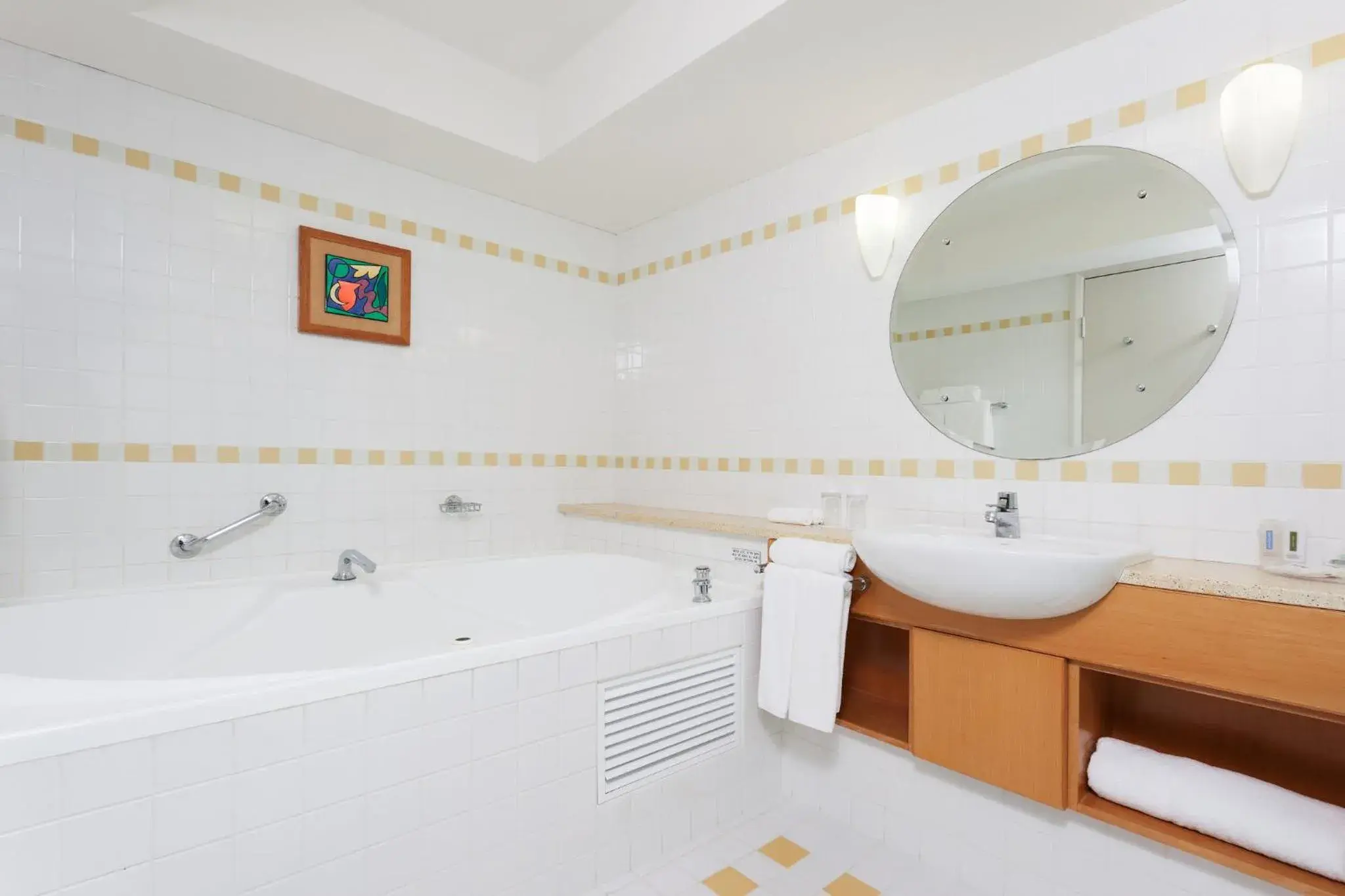 Premium Queen Room with Jetted Tub in Crowne Plaza Perth by IHG Premium Queen Room with Jetted Tub in Crowne Plaza Perth by IHG