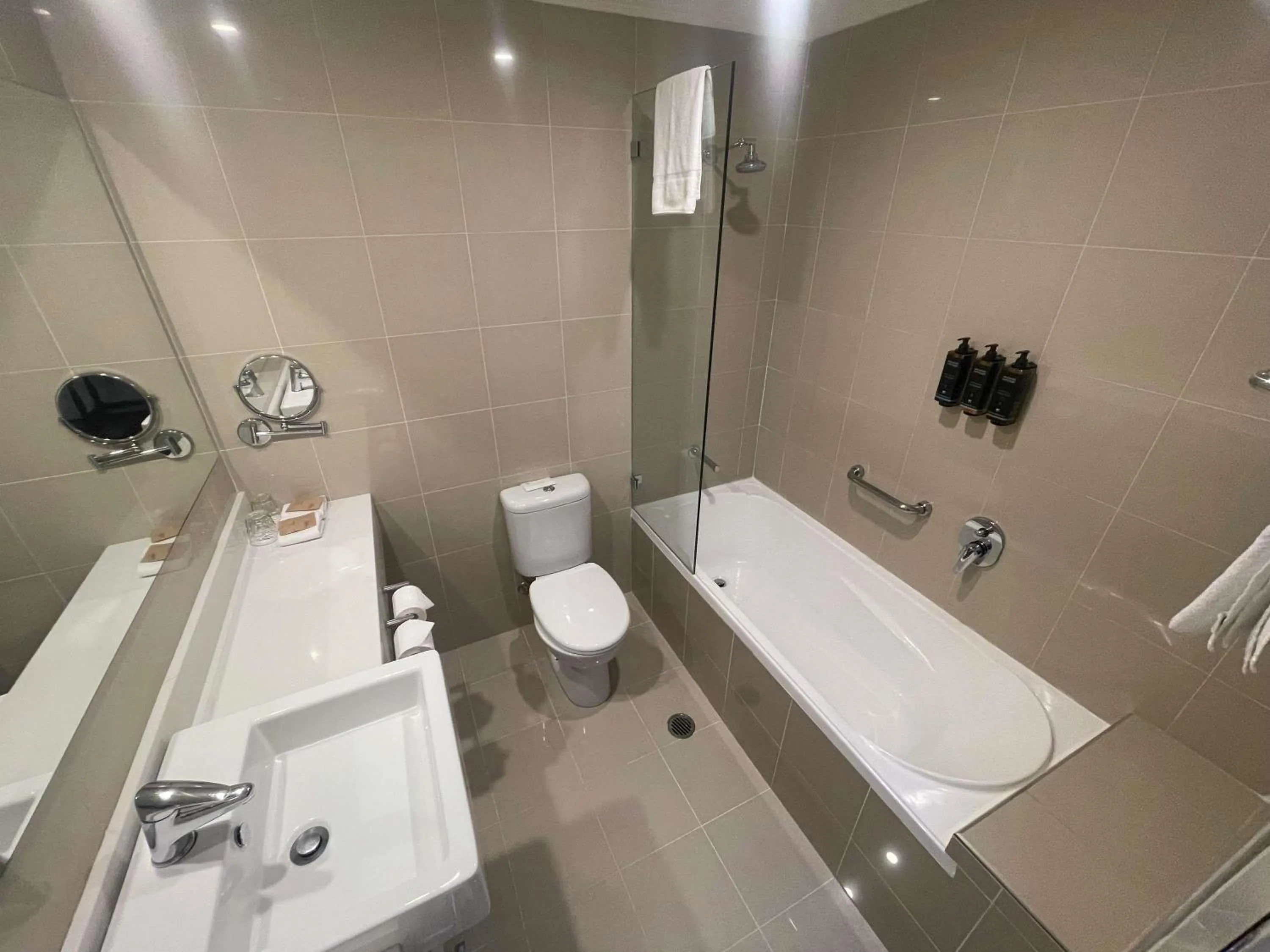 Bedroom in Mercure Canberra