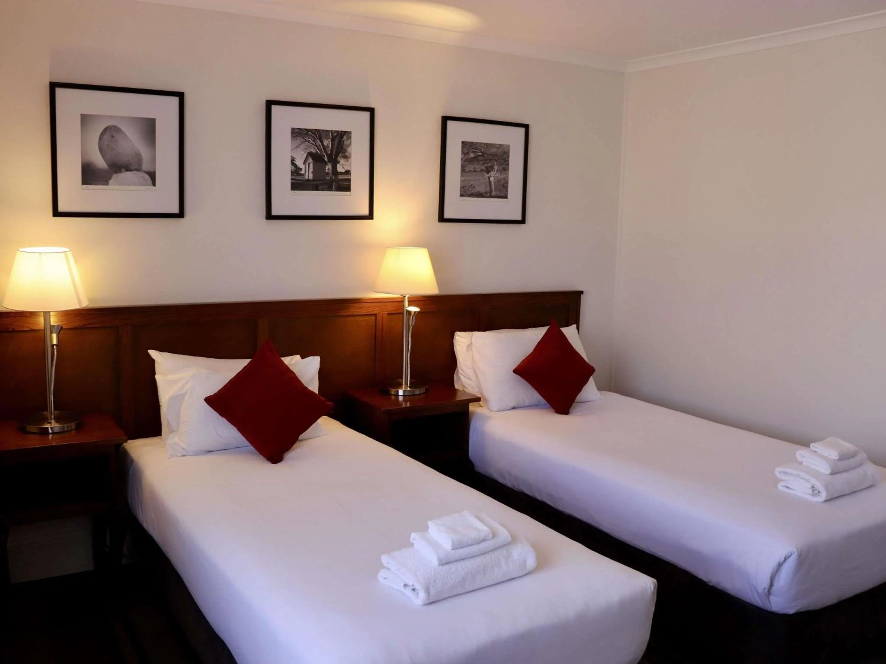 Bedroom, Bed in Mercure Canberra