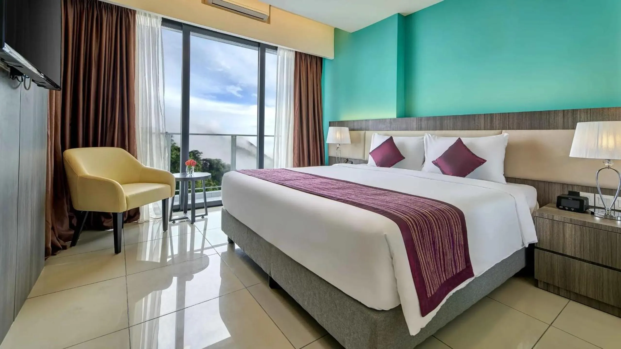 Bed in Grand Ion Delemen Hotel