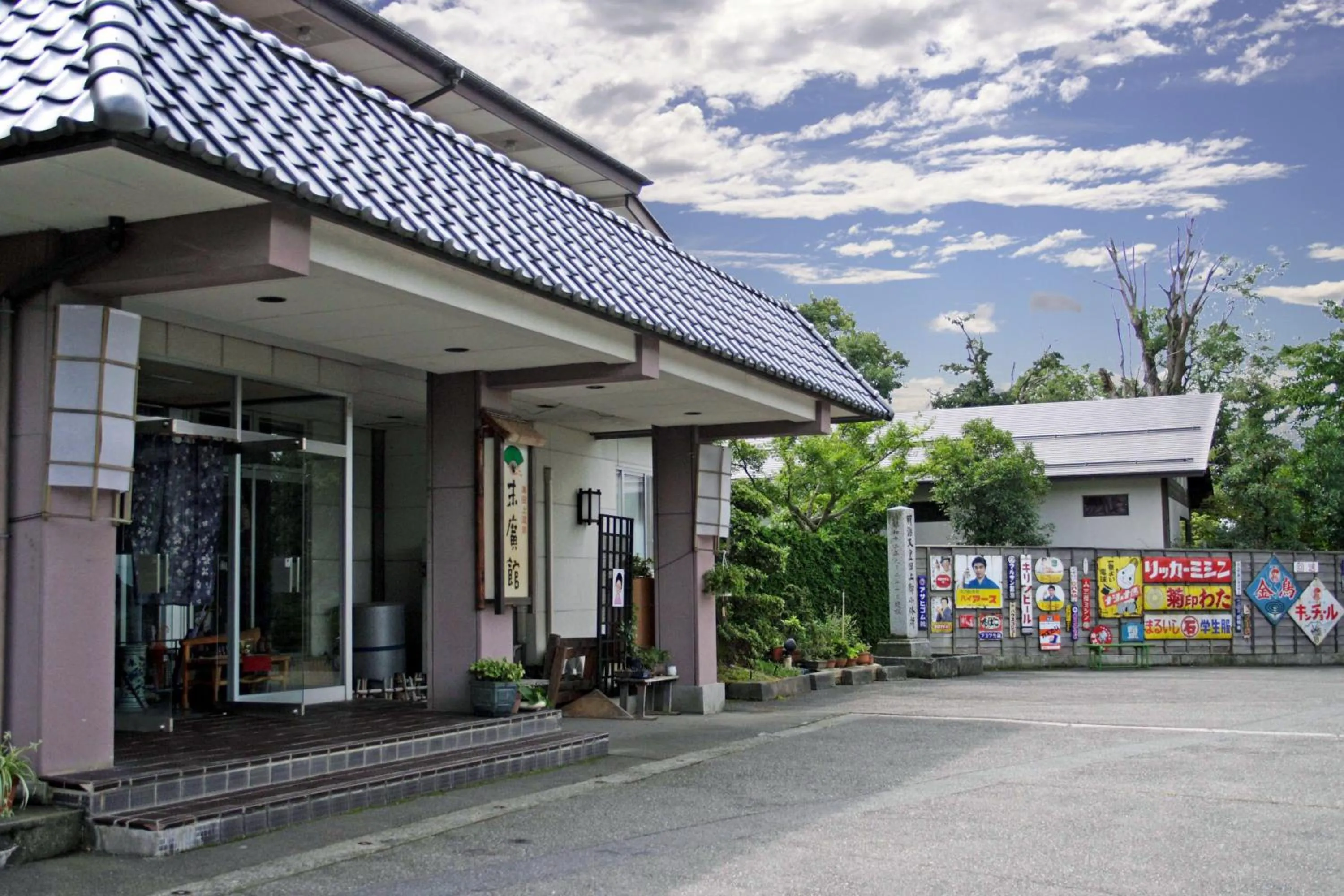 Facade/entrance in Suehirokan