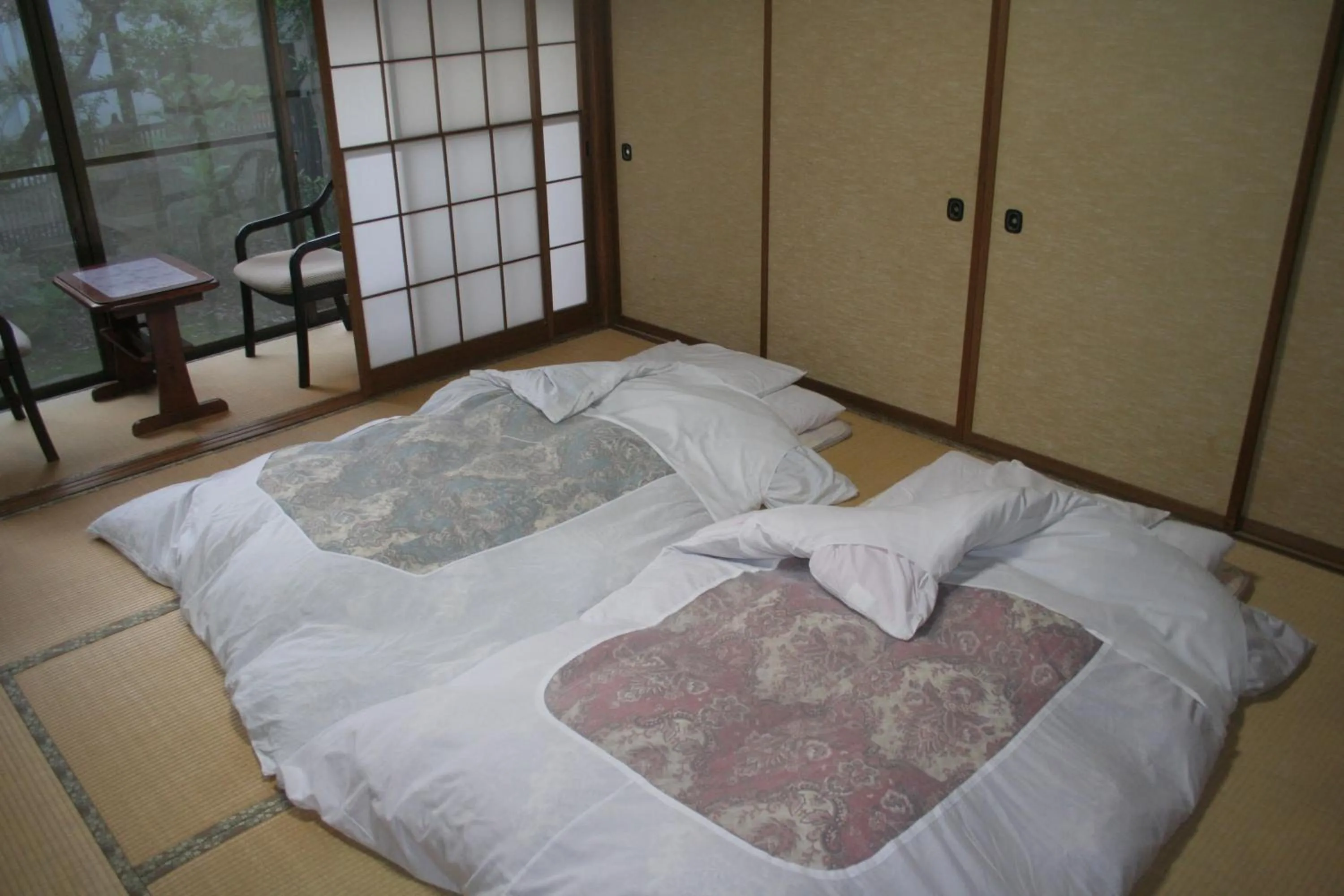 Photo of the whole room, Bed in Suehirokan