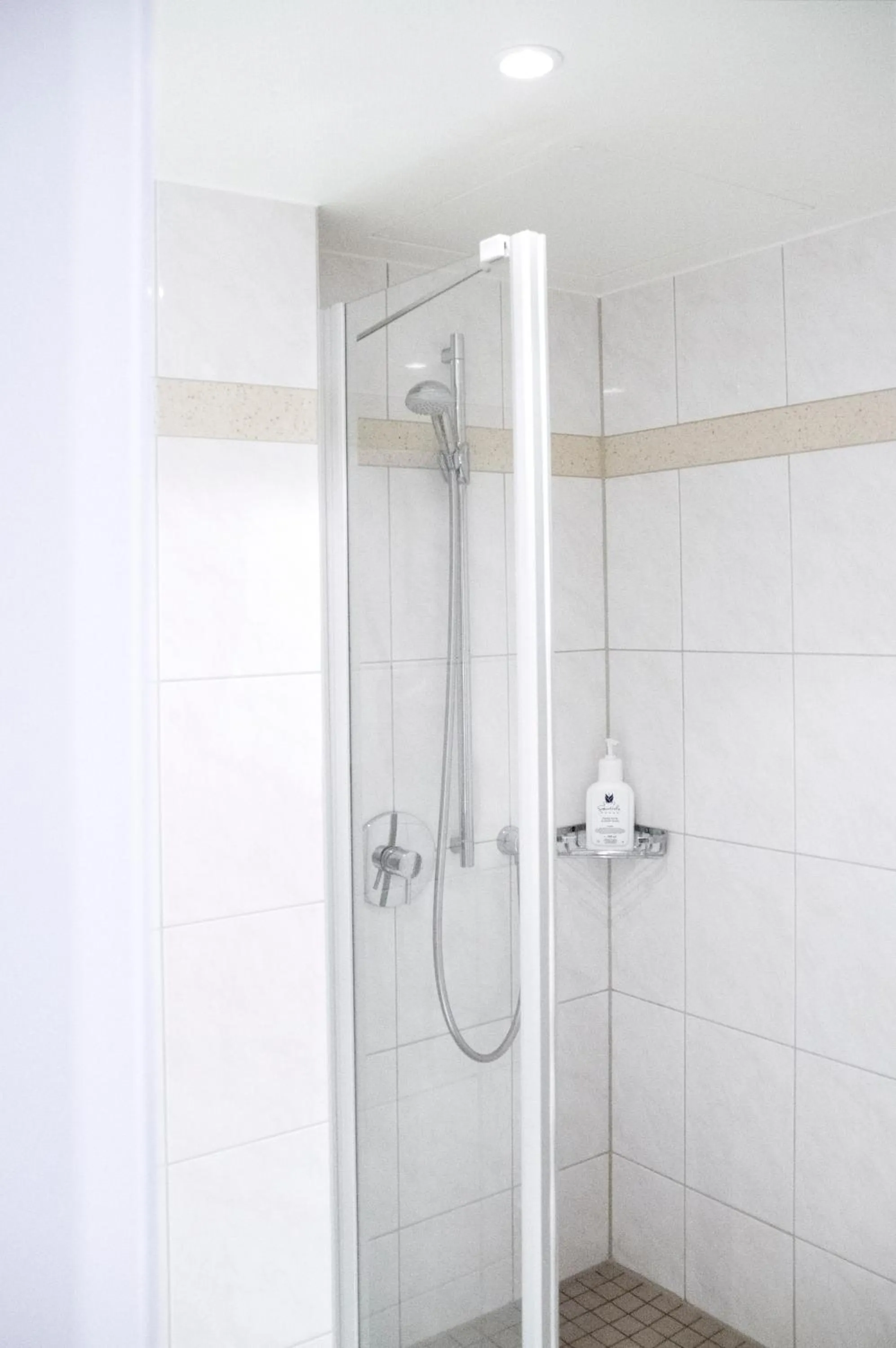 Shower in Stausee-Hotel