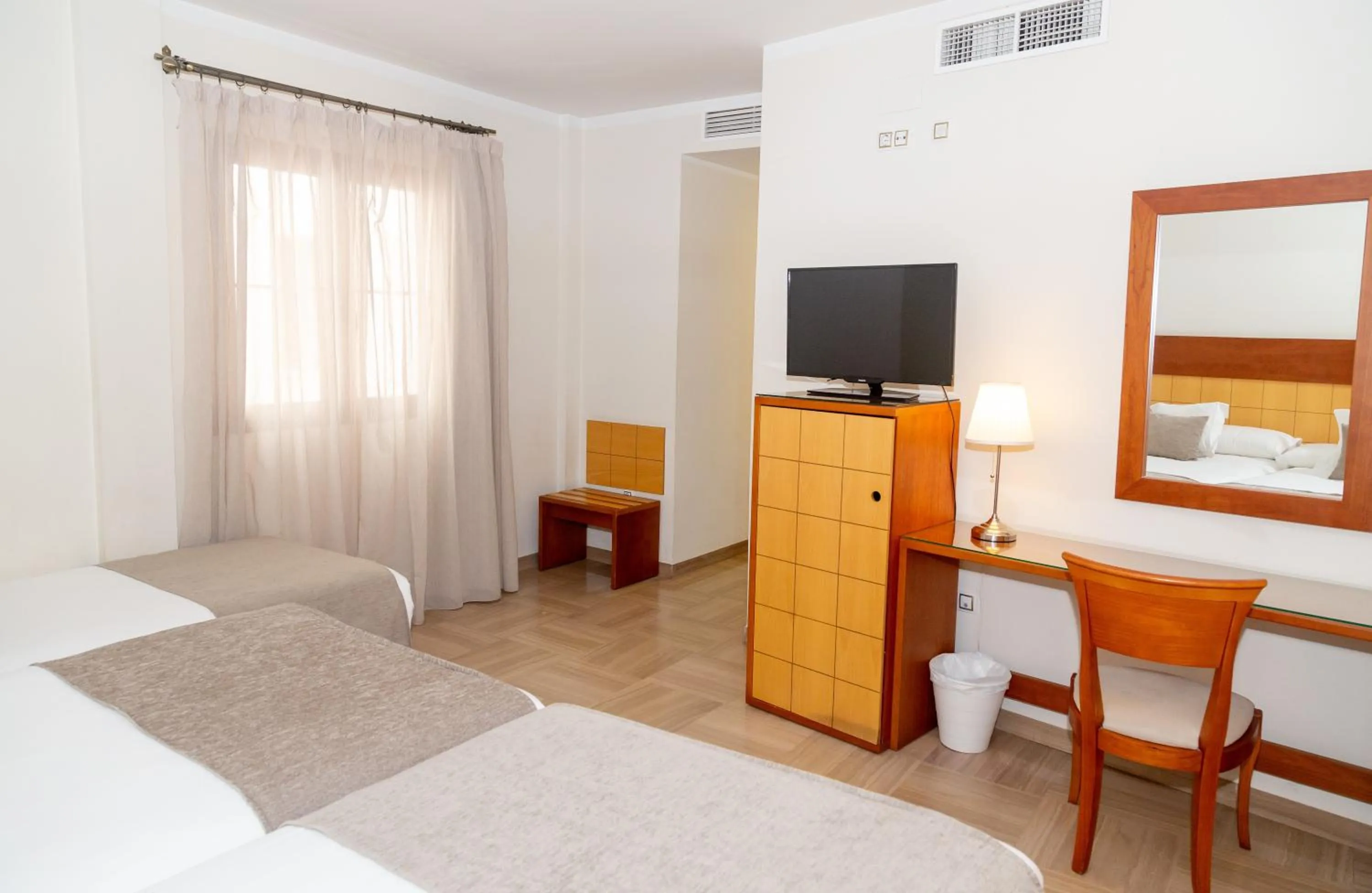 TV and multimedia, Bed in Hotel Córdoba Centro