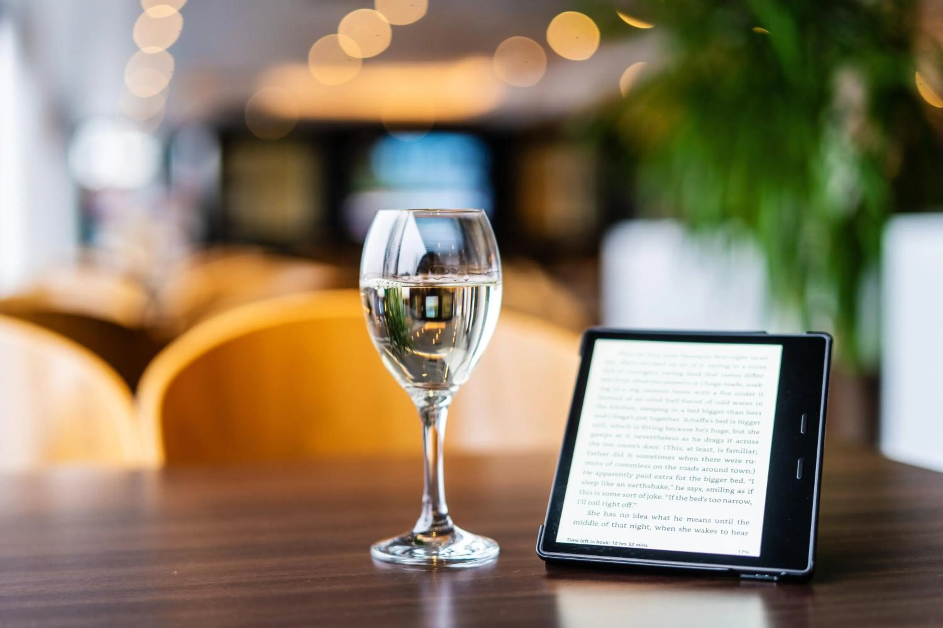 Lounge or bar in Holiday Inn Express Dundee by IHG