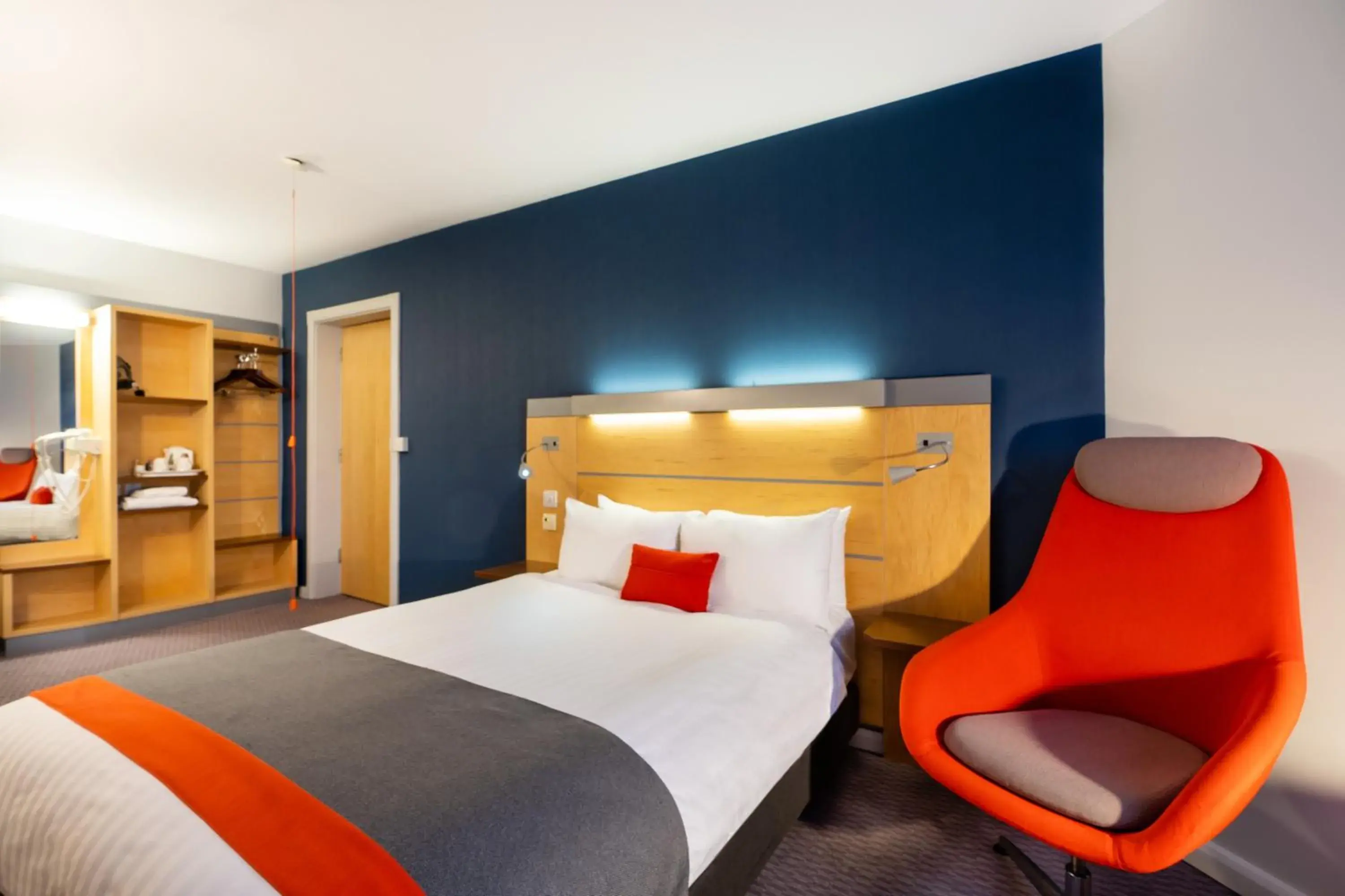 TV and multimedia, Bed in Holiday Inn Express Dundee by IHG TV and multimedia, Bed in Holiday Inn Express Dundee by IHG