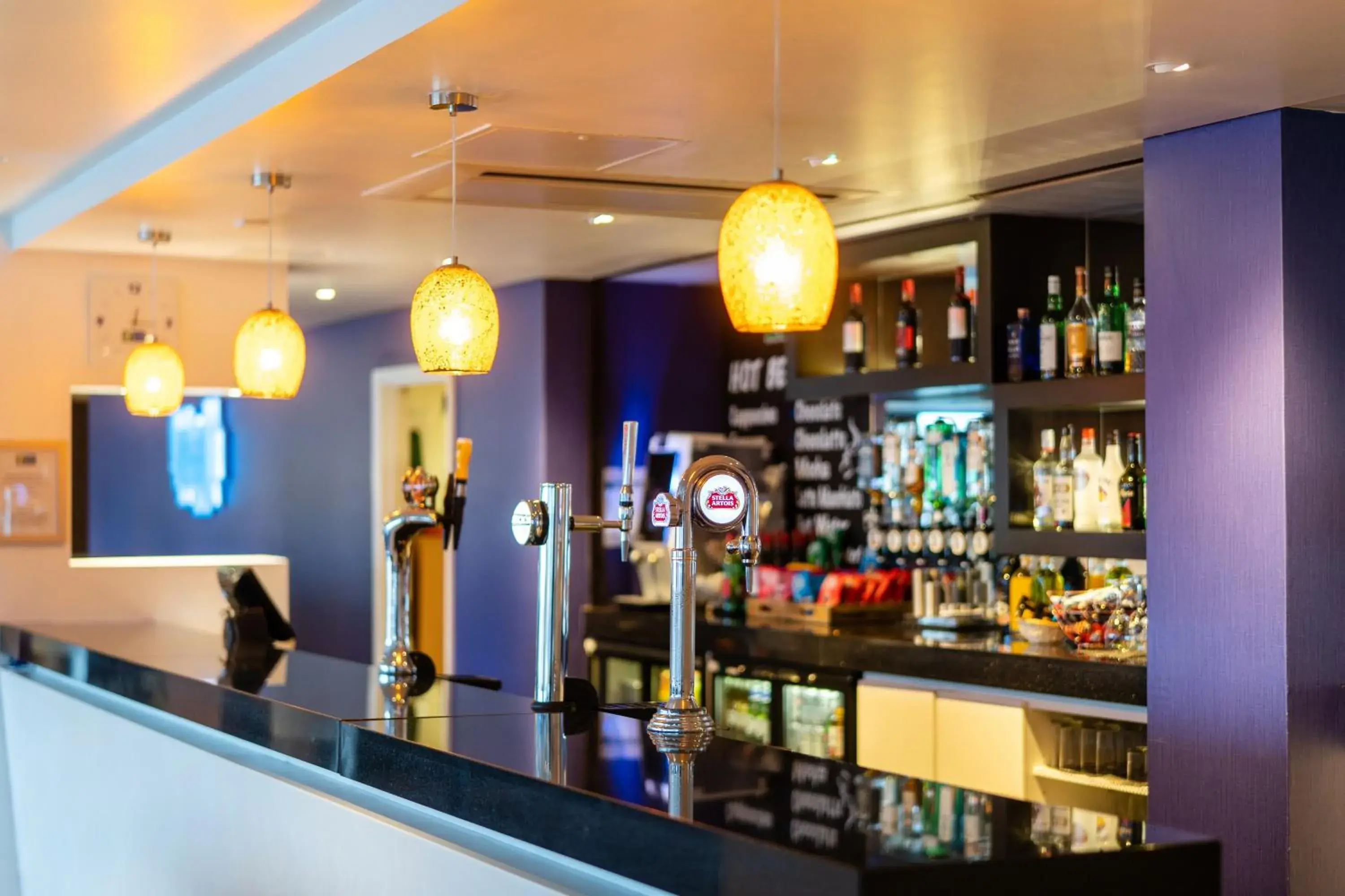 Lounge or bar in Holiday Inn Express Dundee by IHG Lounge or bar in Holiday Inn Express Dundee by IHG