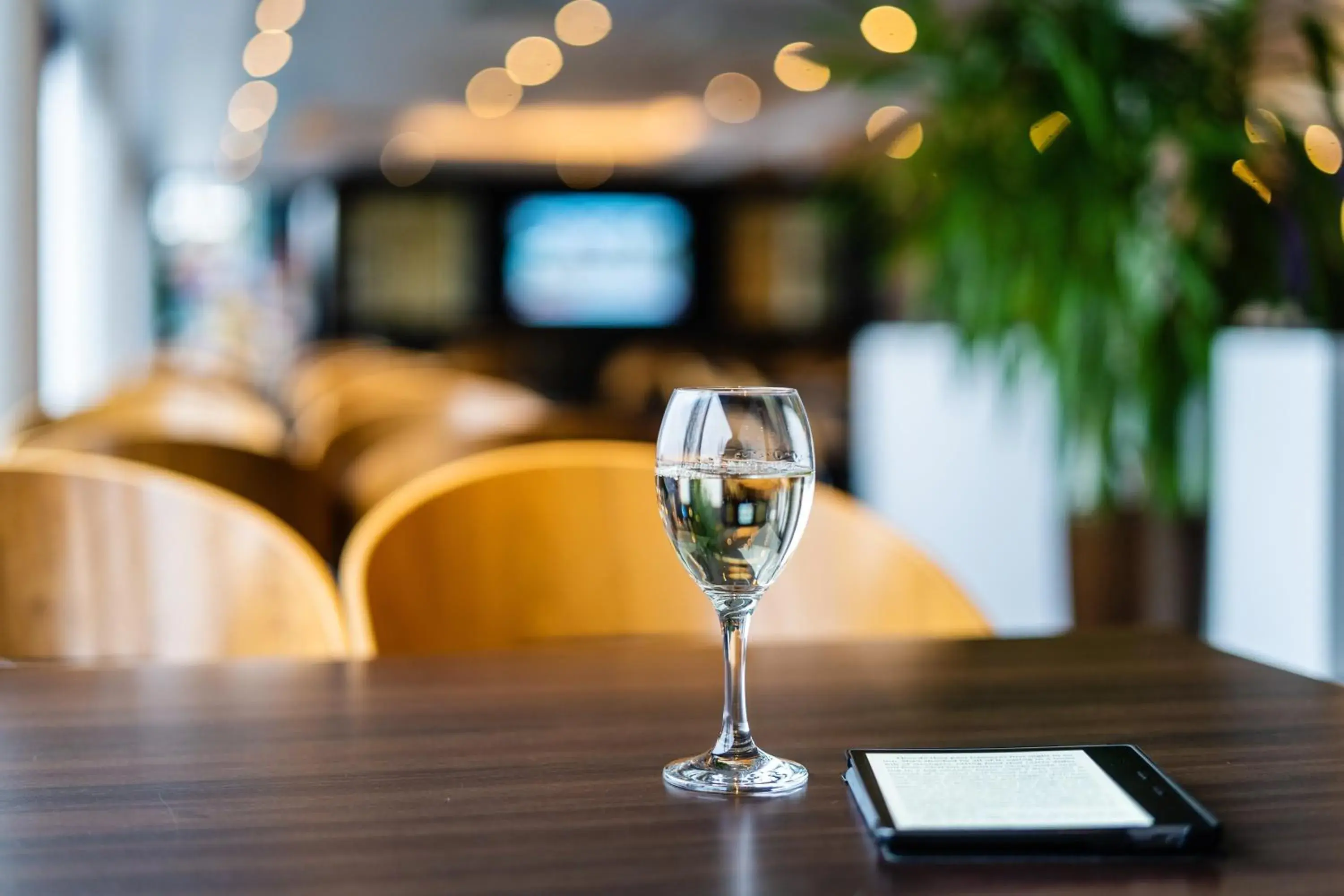 Lounge or bar in Holiday Inn Express Dundee by IHG Lounge or bar in Holiday Inn Express Dundee by IHG