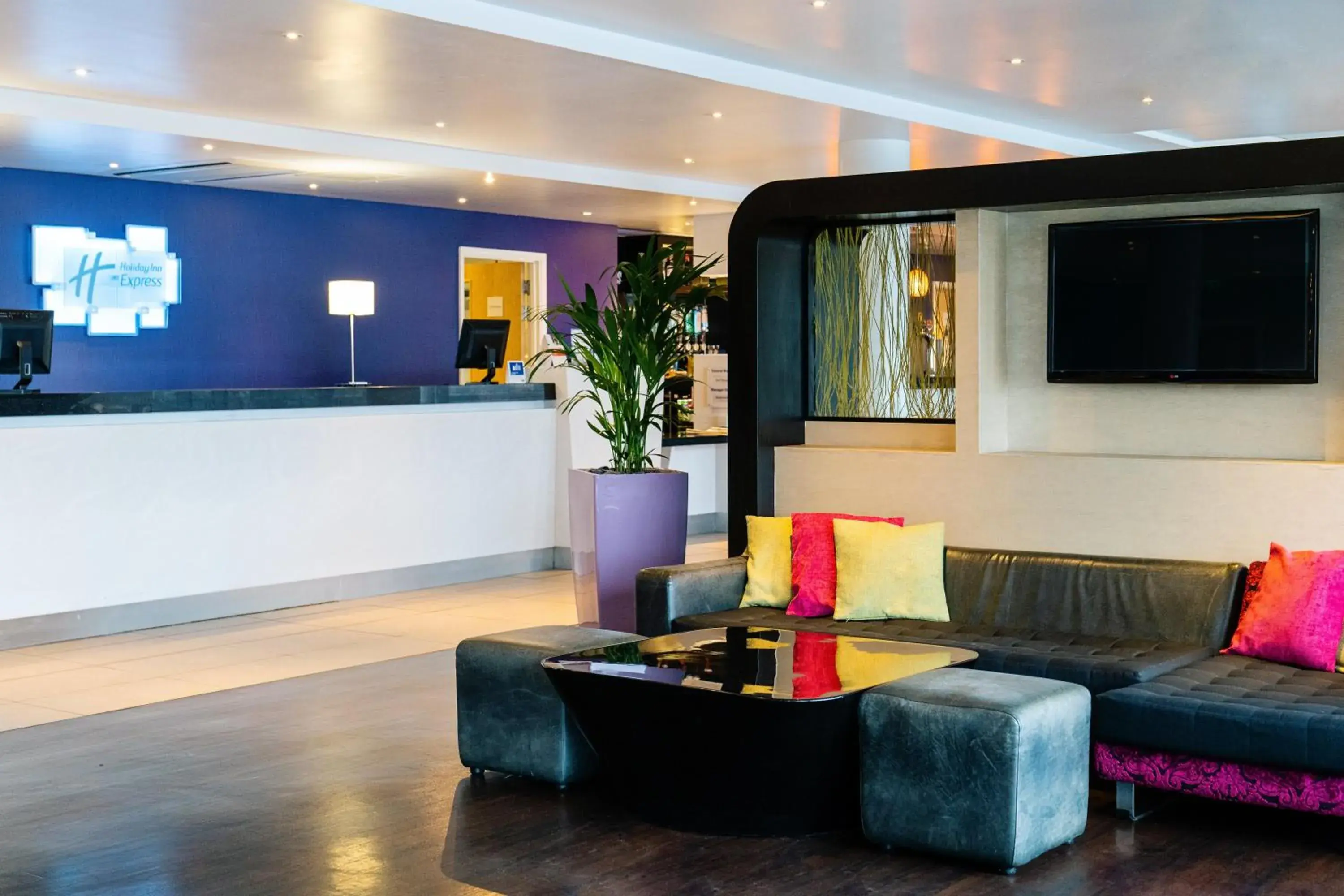 Lobby or reception in Holiday Inn Express Dundee by IHG Lobby or reception in Holiday Inn Express Dundee by IHG