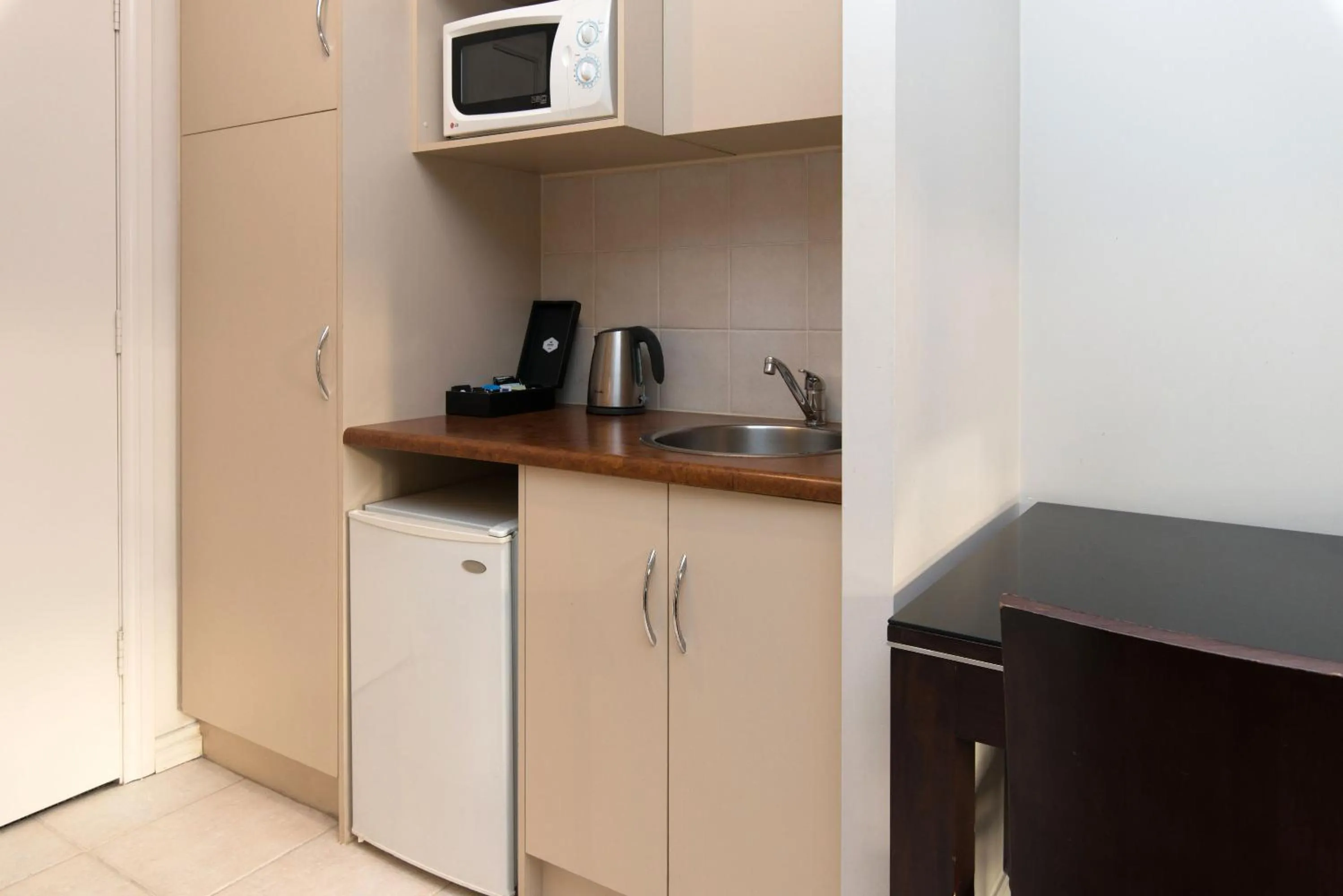 Kitchen or kitchenette in Frome Apartments