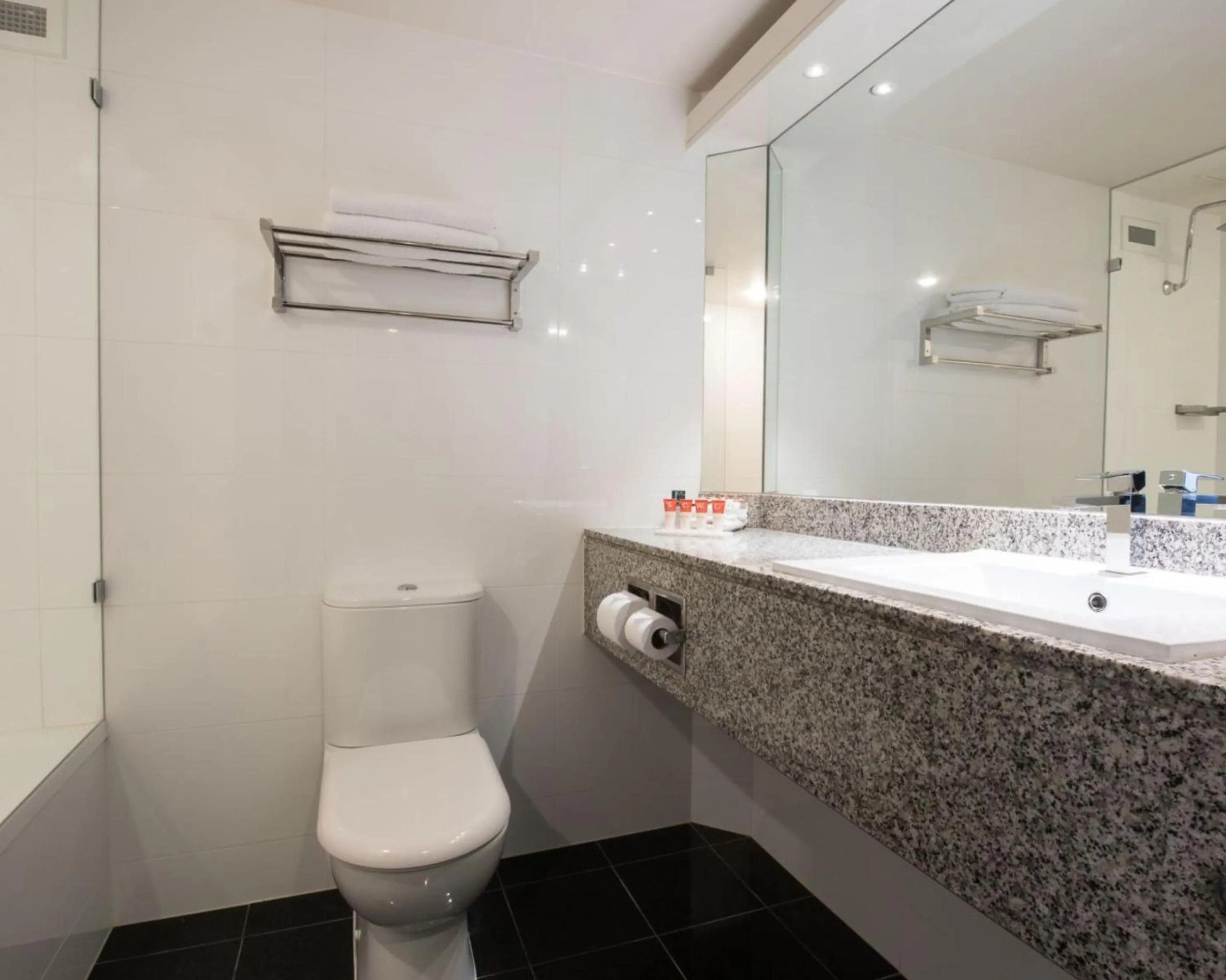 Bathroom in Hotel Grand Chancellor Adelaide