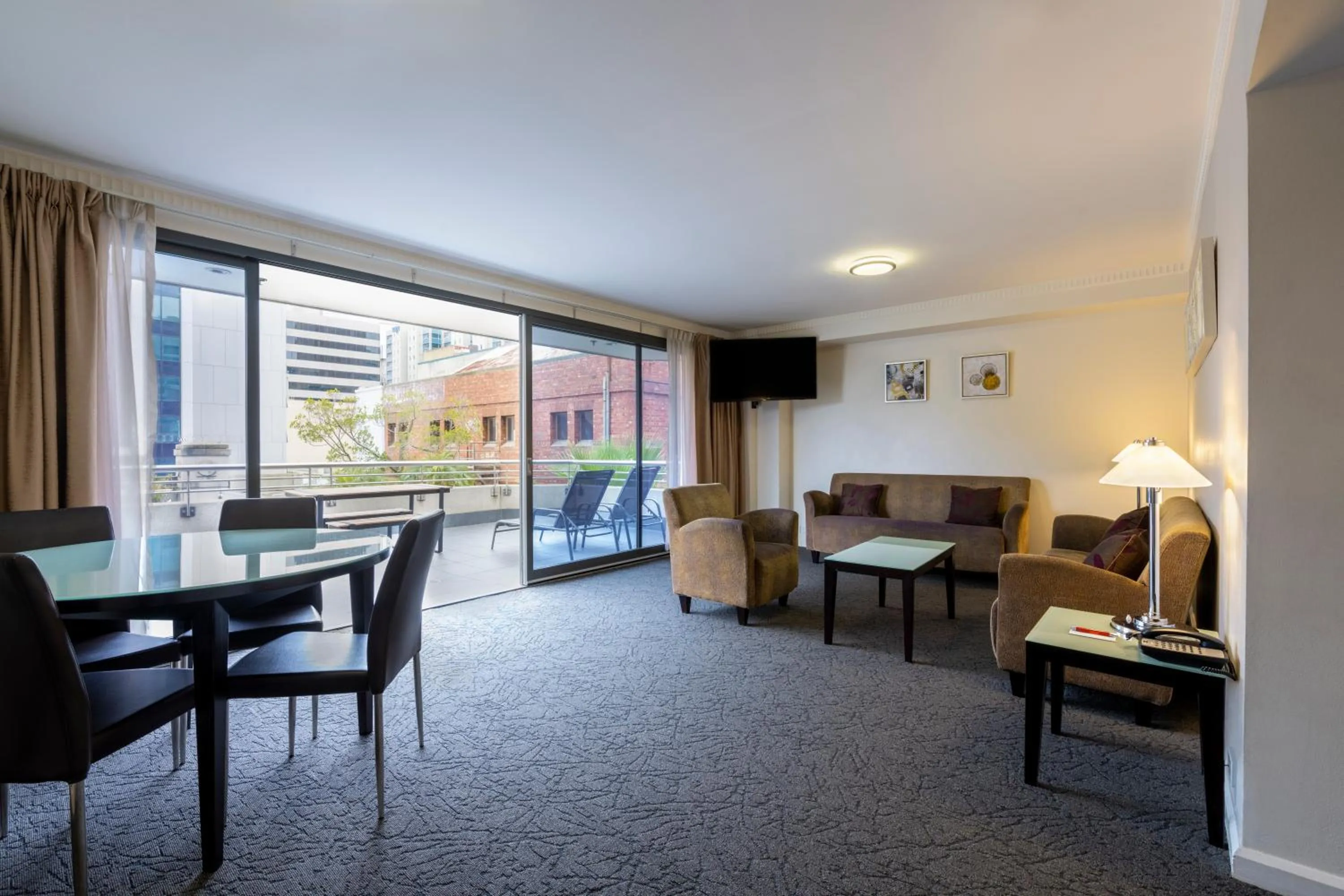 Living room in Hotel Grand Chancellor Adelaide