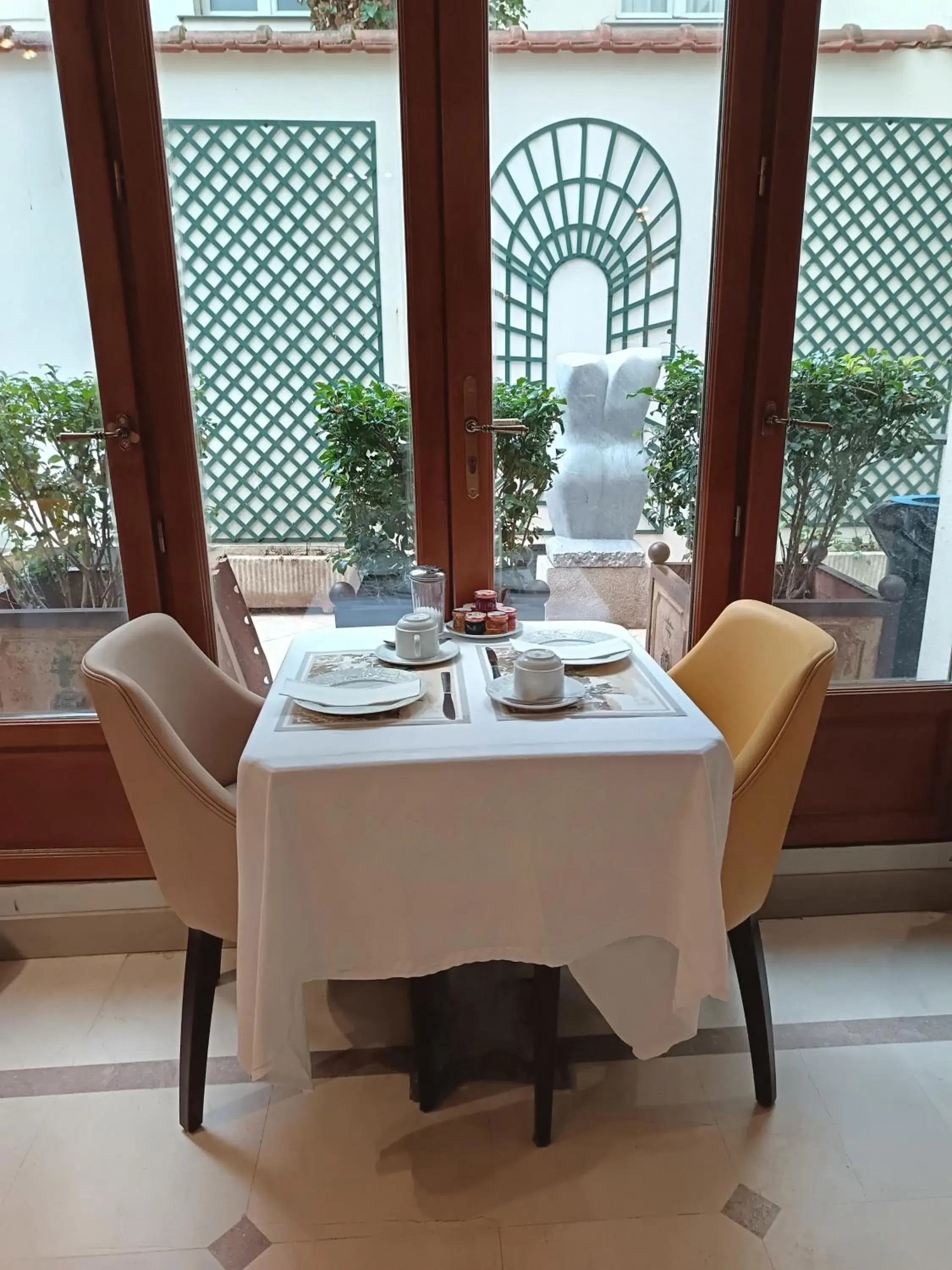 Breakfast in Hotel des Bains Breakfast in Hotel des Bains