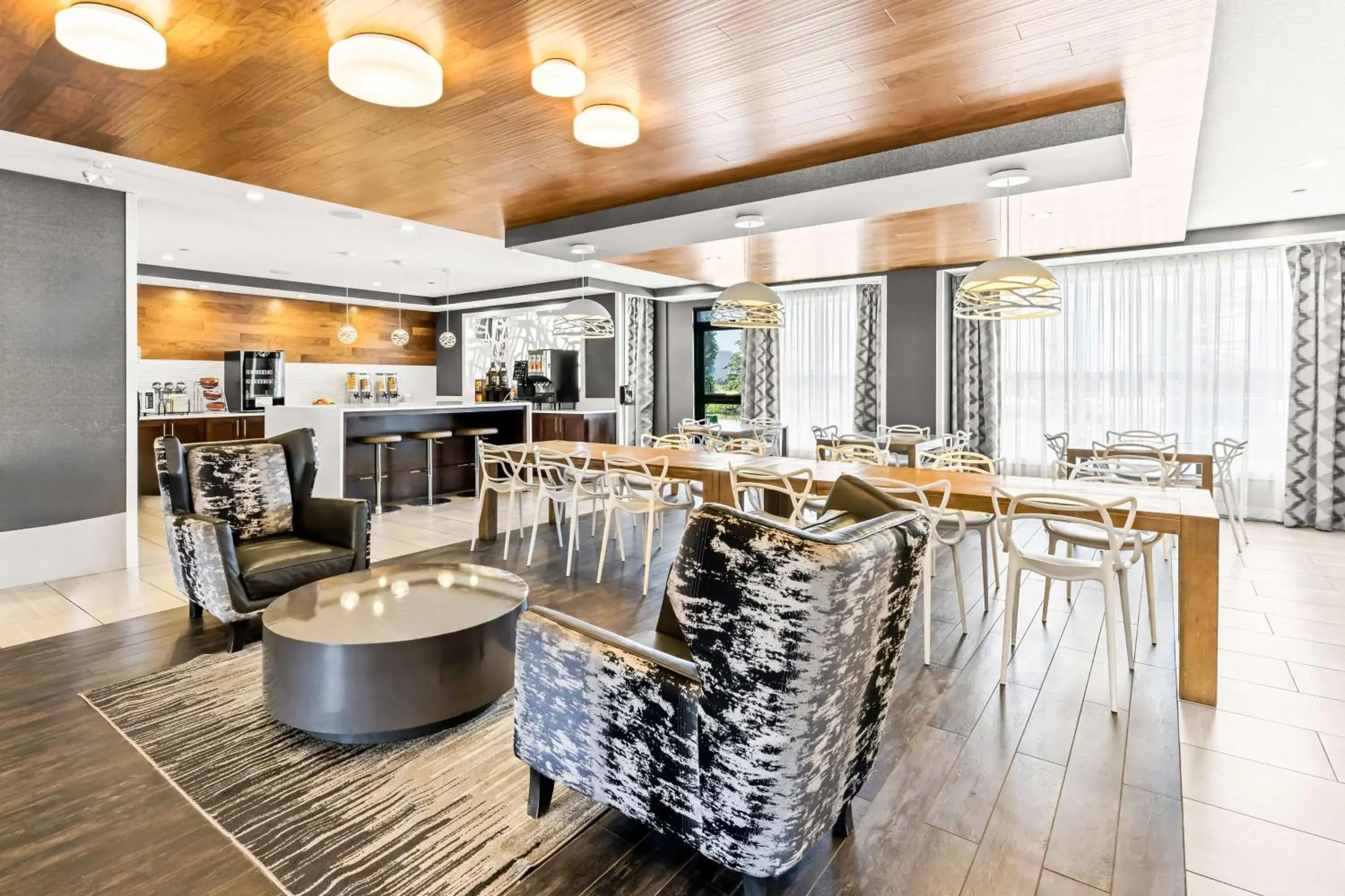 Lobby or reception in Best Western Plus Airdrie Gateway Lobby or reception in Best Western Plus Airdrie Gateway