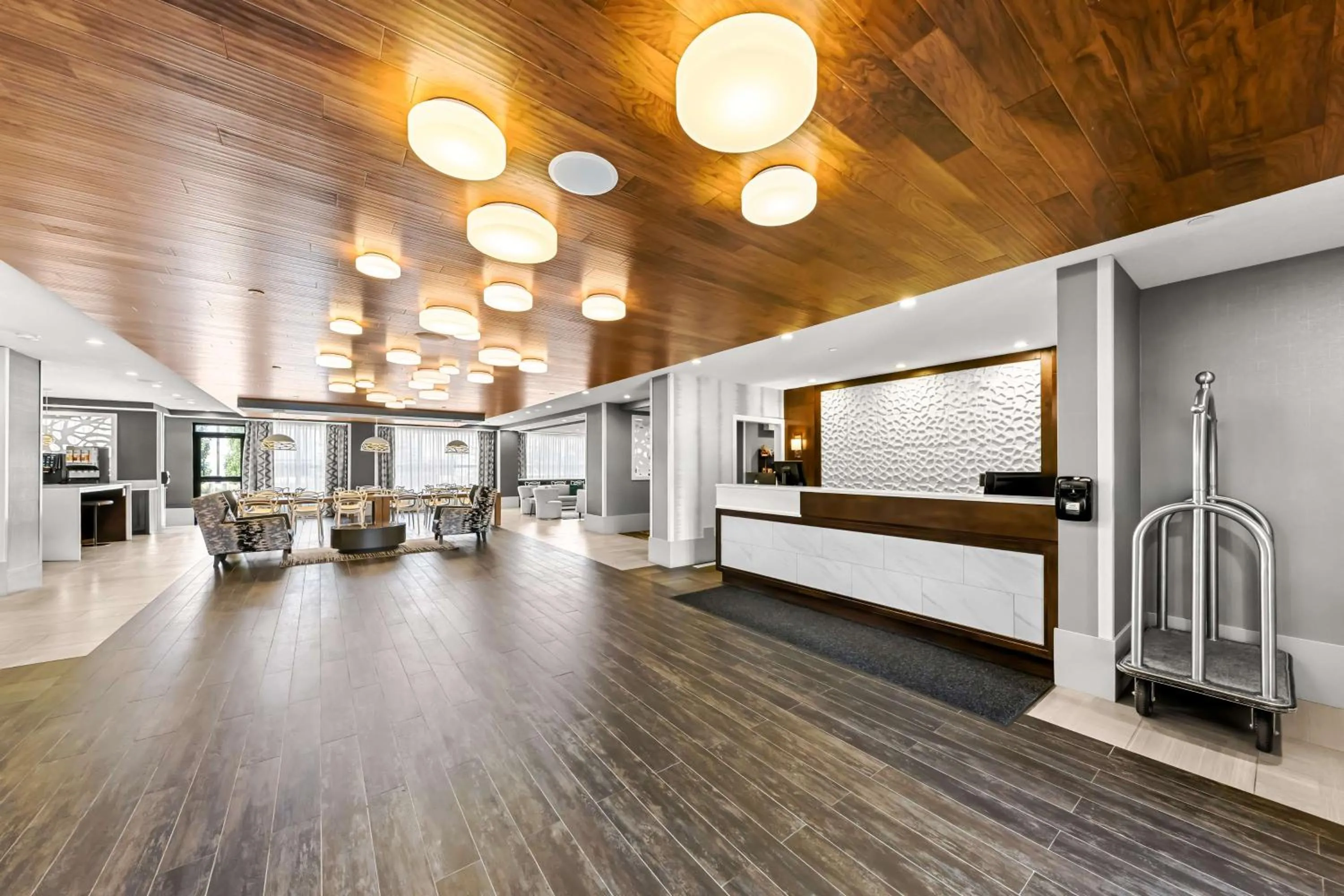 Lobby or reception in Best Western Plus Airdrie Gateway