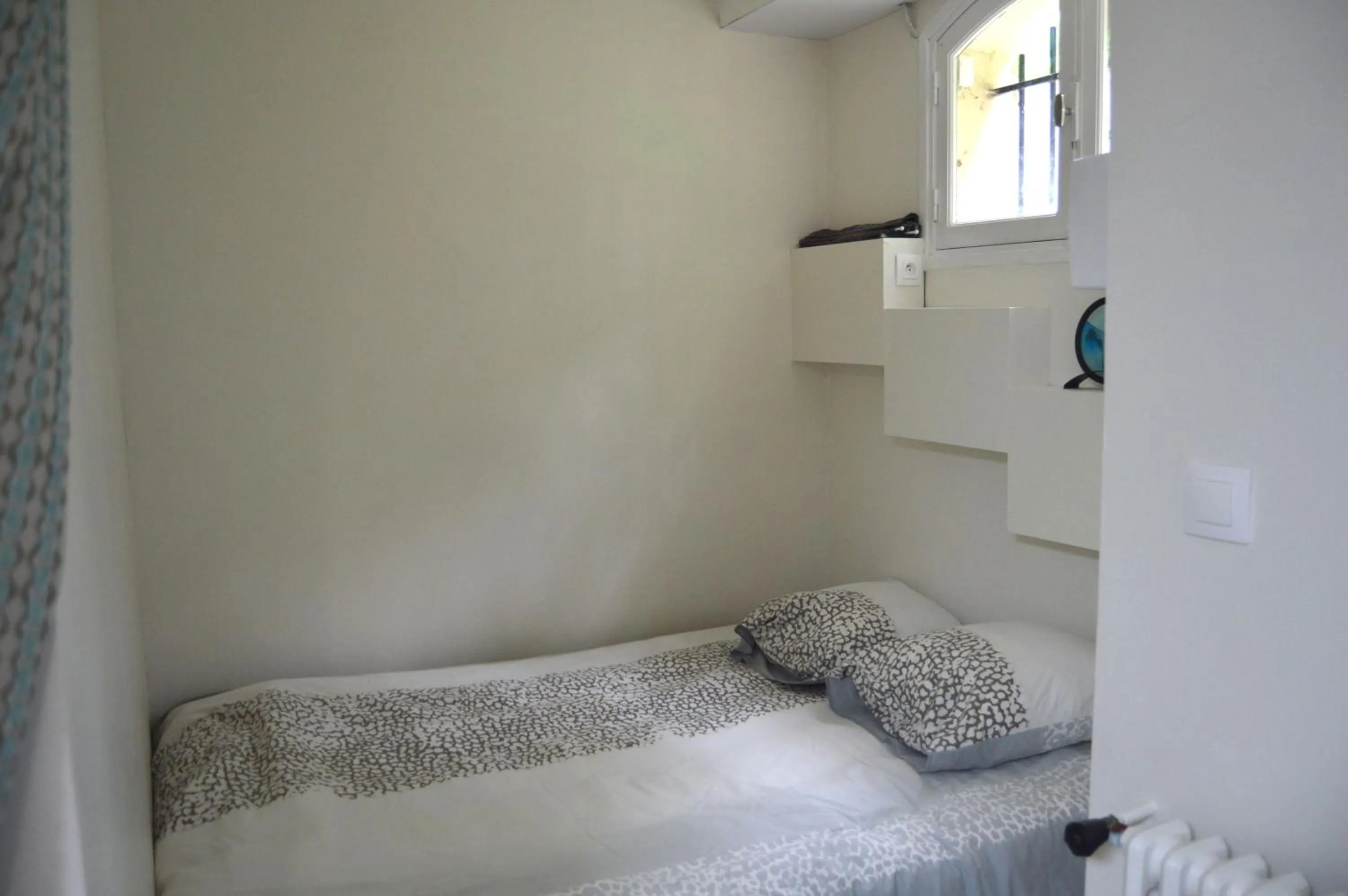 Property building, Bed in L'Escalère