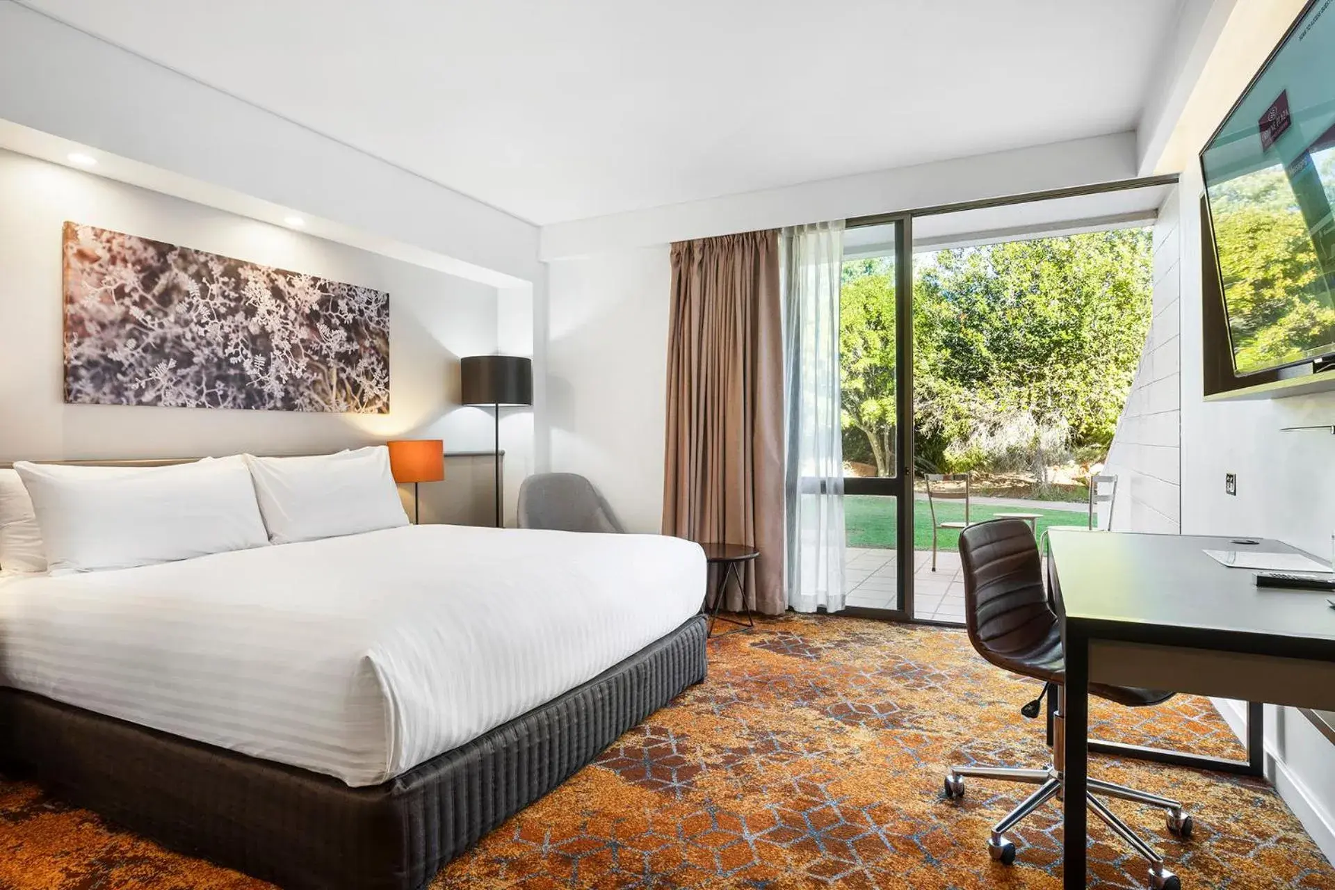 Bed in Crowne Plaza Alice Springs Lasseters by IHG Bed in Crowne Plaza Alice Springs Lasseters by IHG
