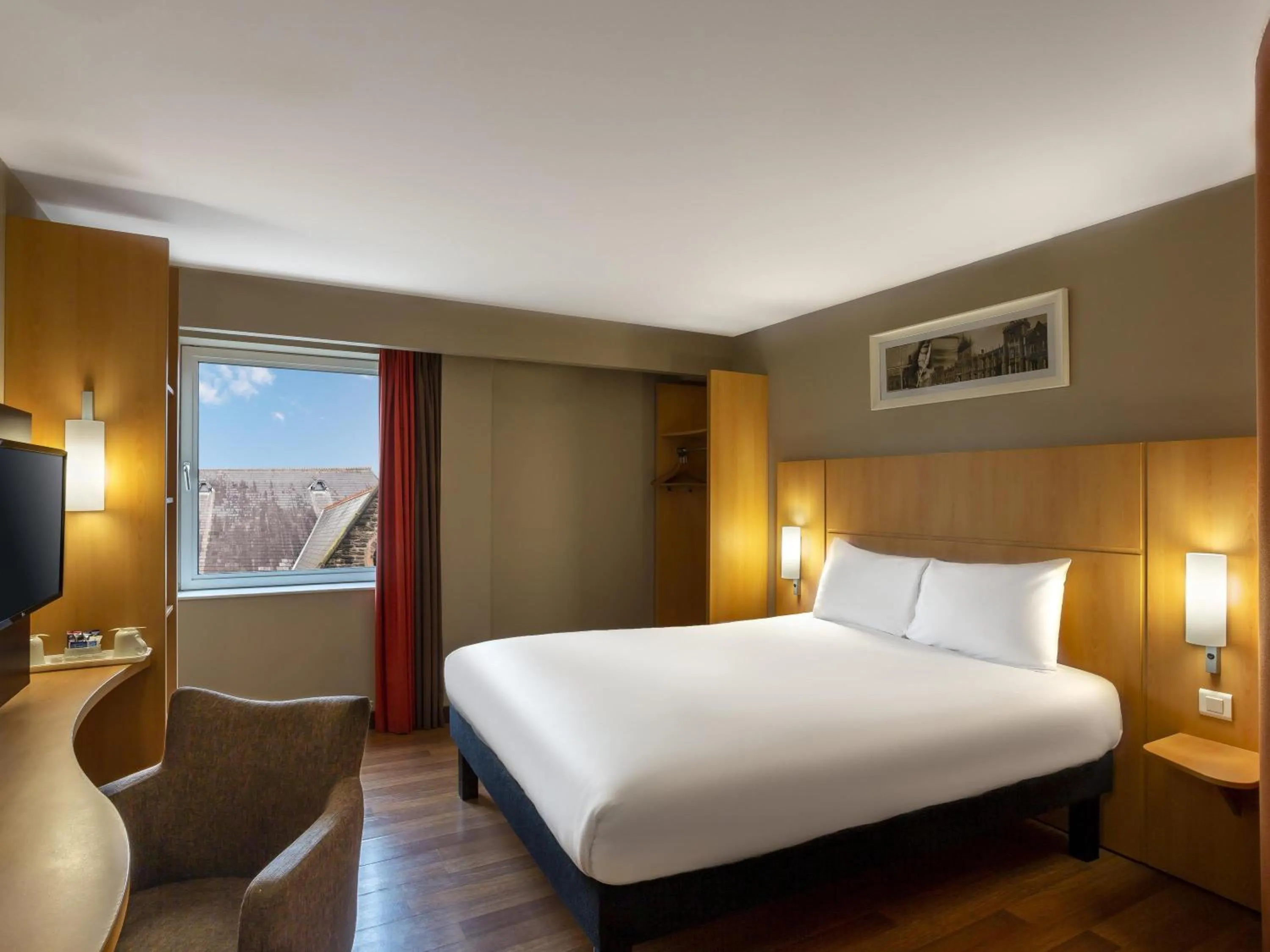 Bedroom, Bed in ibis Belfast Queens Quarter