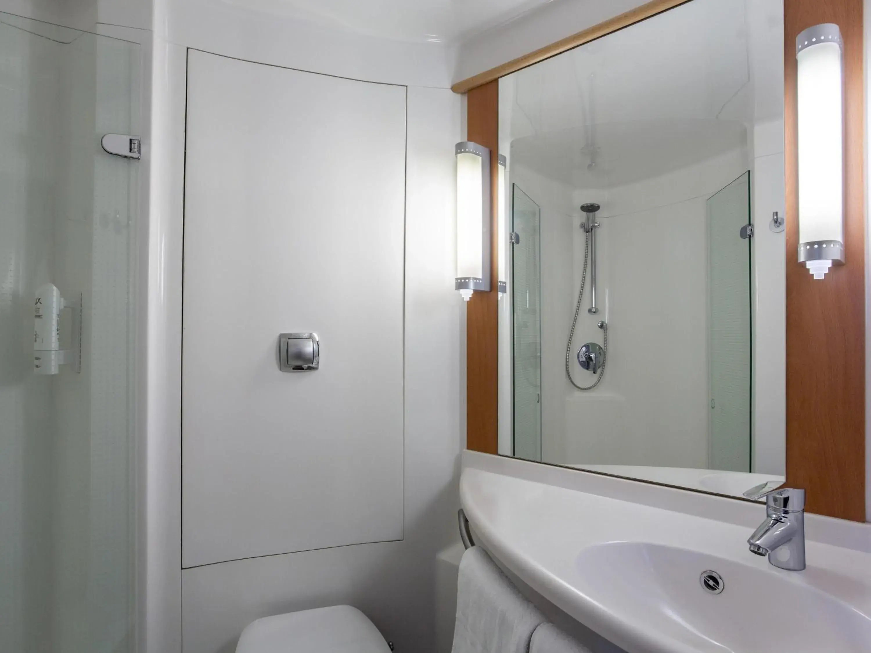 Bedroom in ibis Belfast Queens Quarter Bedroom in ibis Belfast Queens Quarter