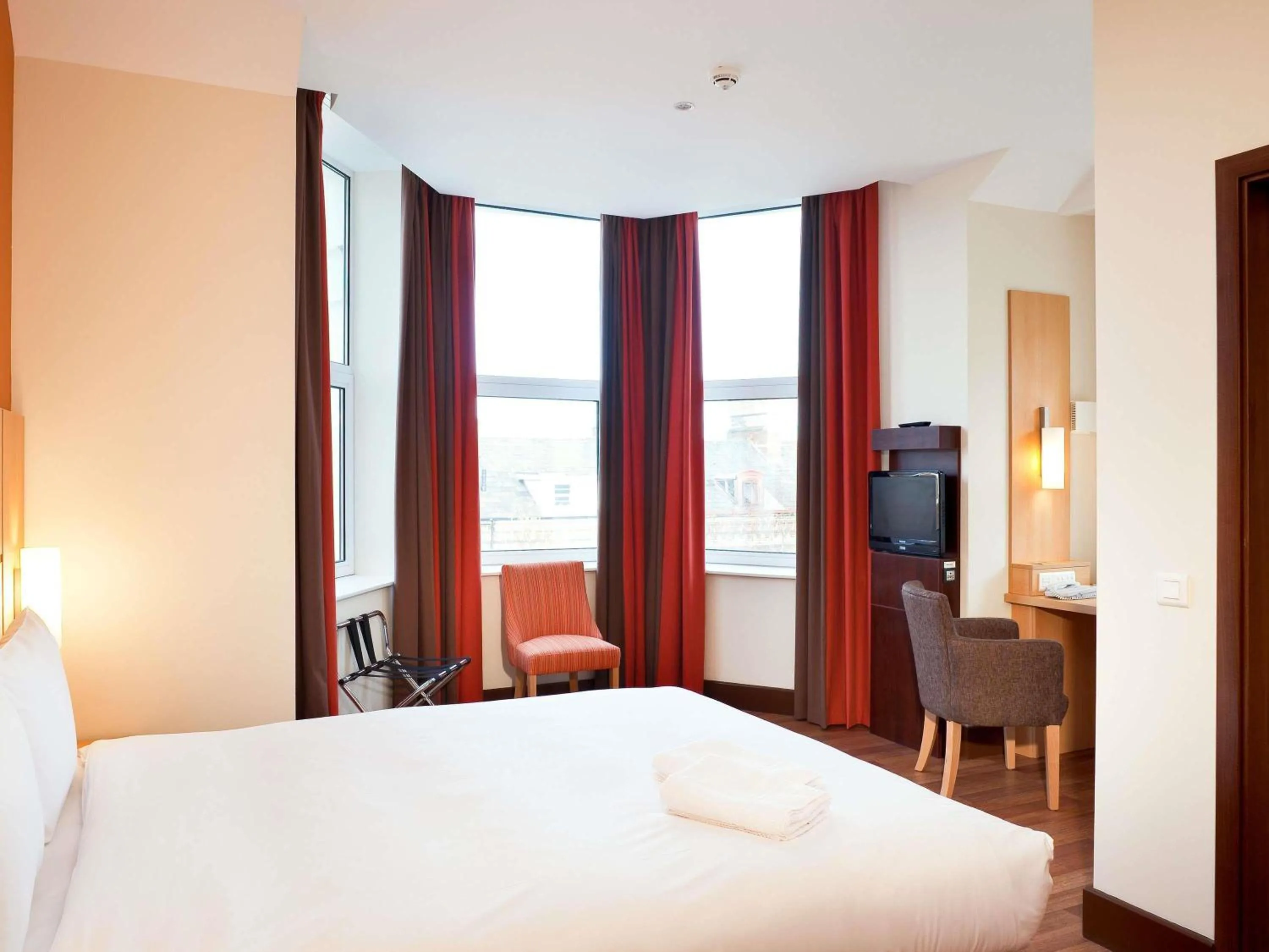 Bedroom, Bed in ibis Belfast Queens Quarter