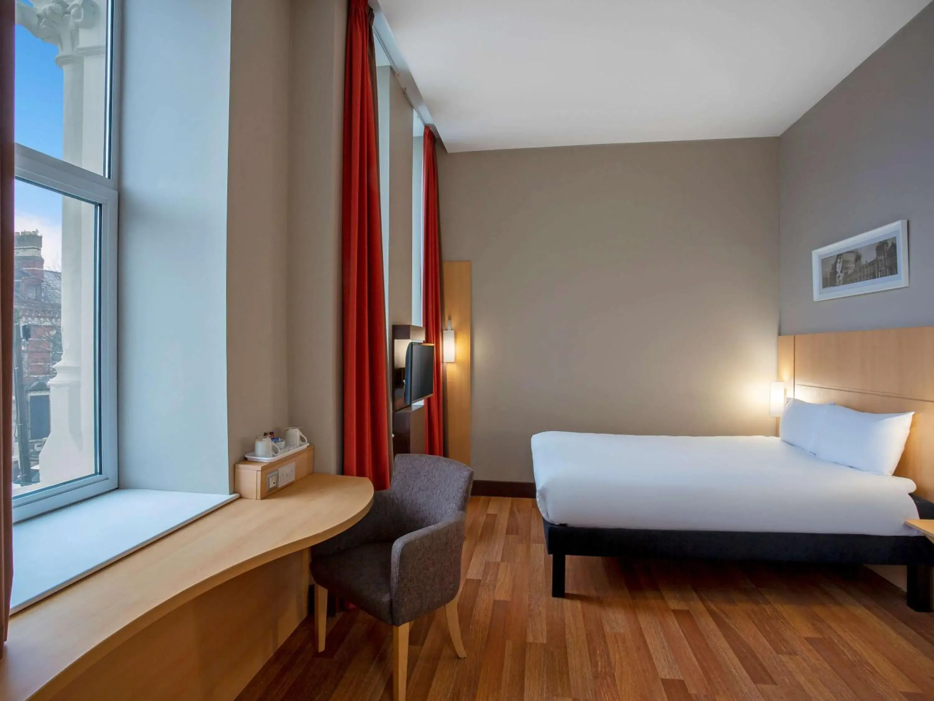 Photo of the whole room, Bed in ibis Belfast Queens Quarter Photo of the whole room, Bed in ibis Belfast Queens Quarter