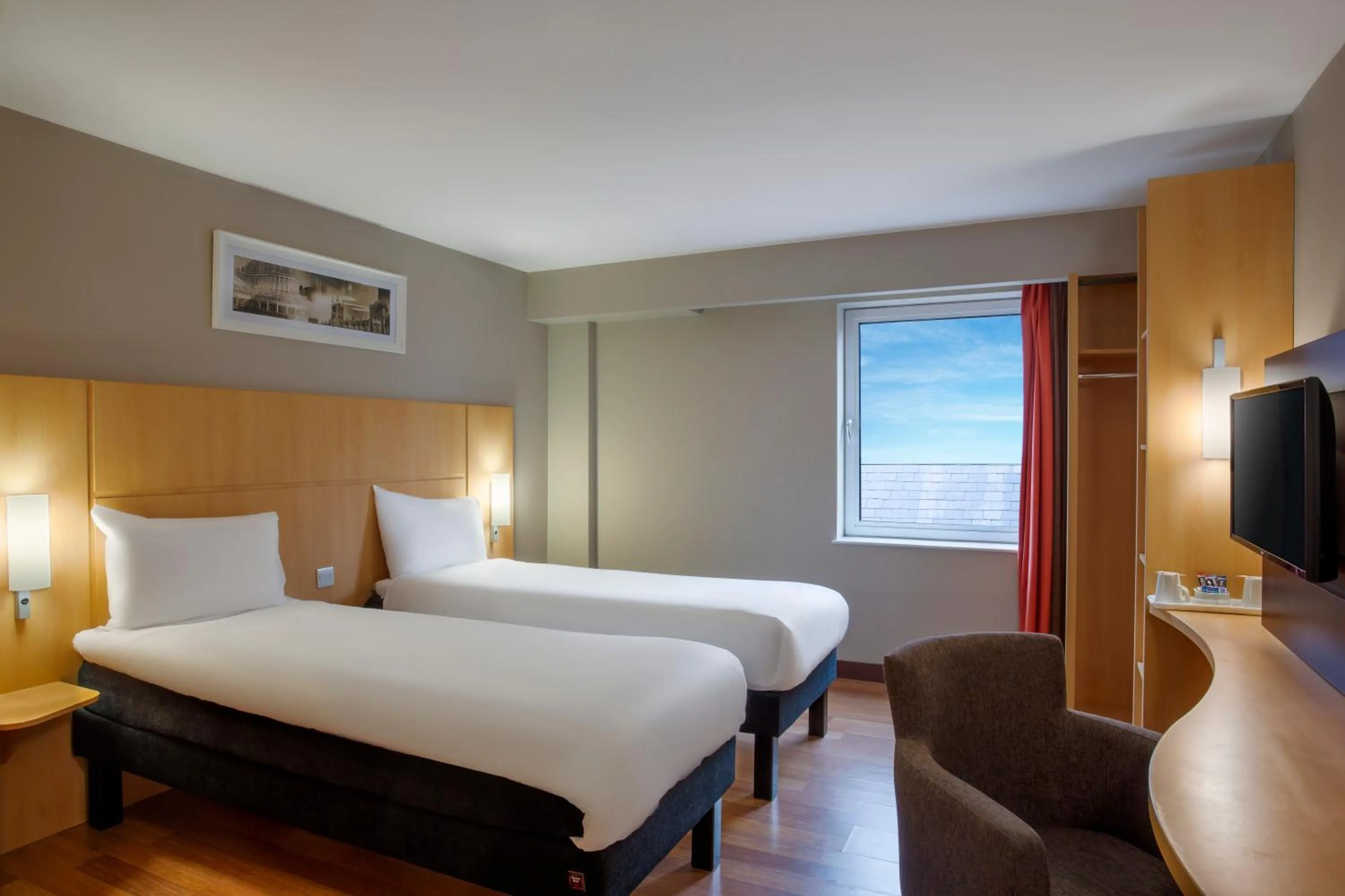 Photo of the whole room, Bed in ibis Belfast Queens Quarter