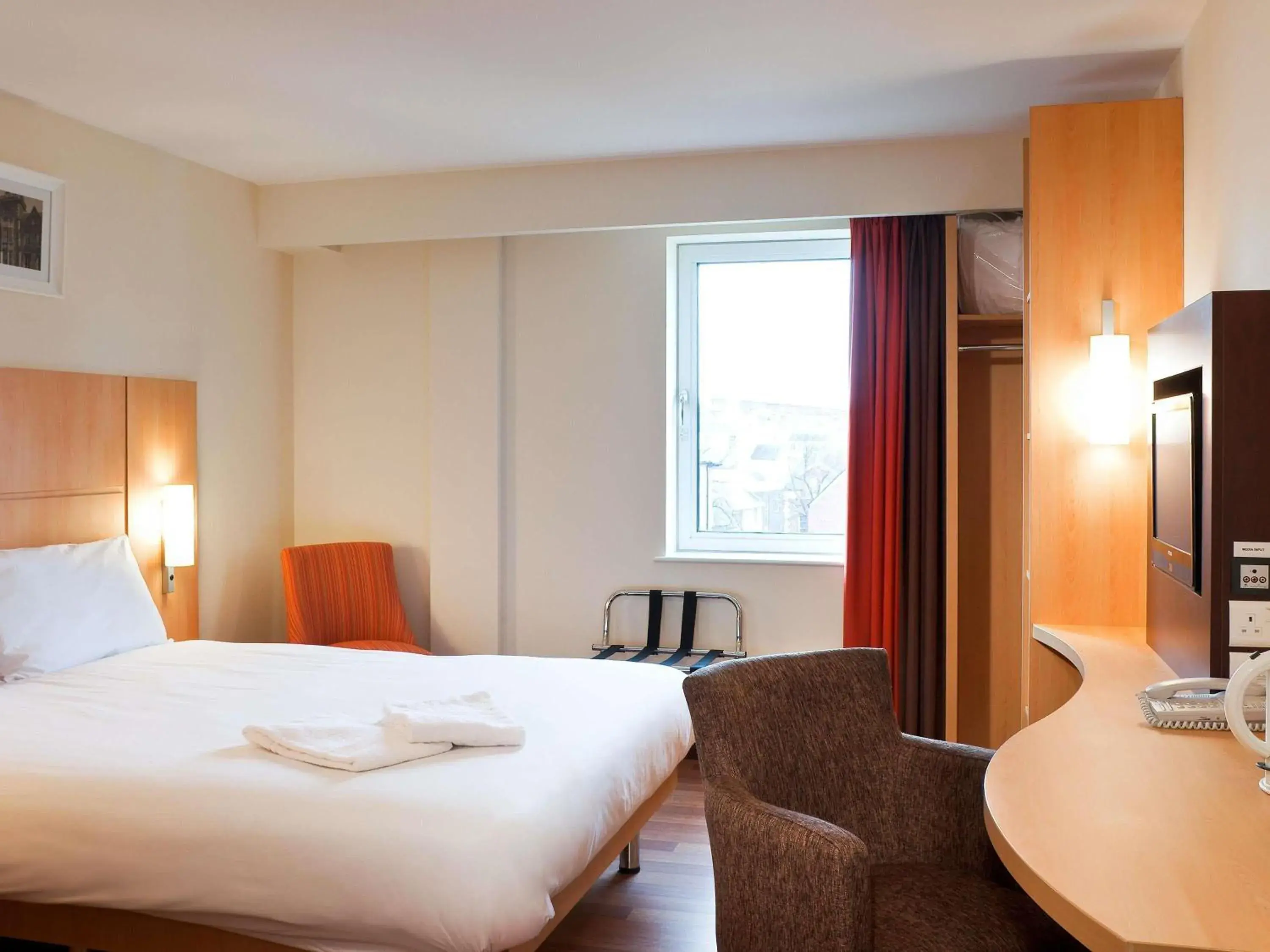 Bedroom, Bed in ibis Belfast Queens Quarter Bedroom, Bed in ibis Belfast Queens Quarter