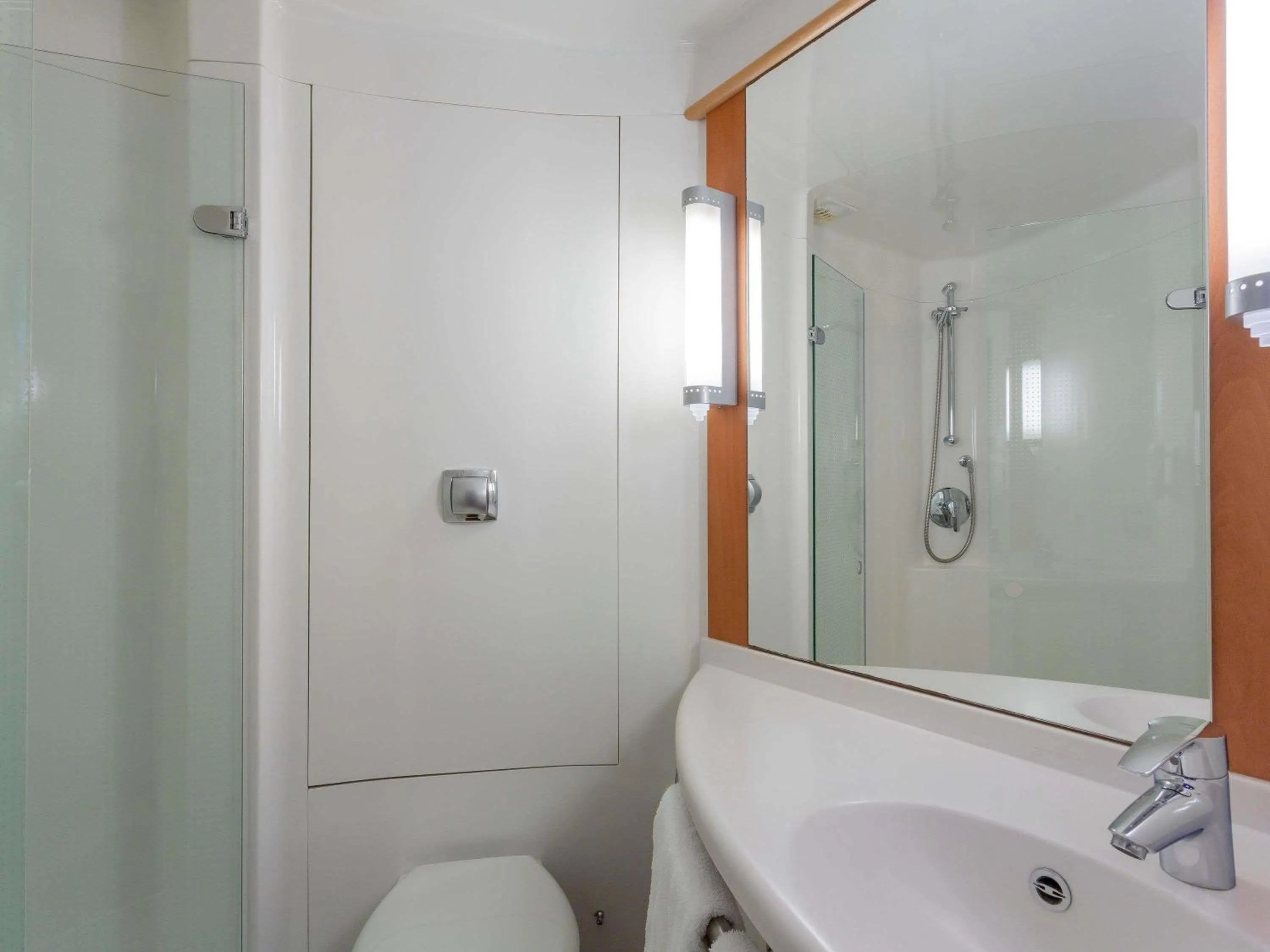 Bedroom in ibis Belfast Queens Quarter