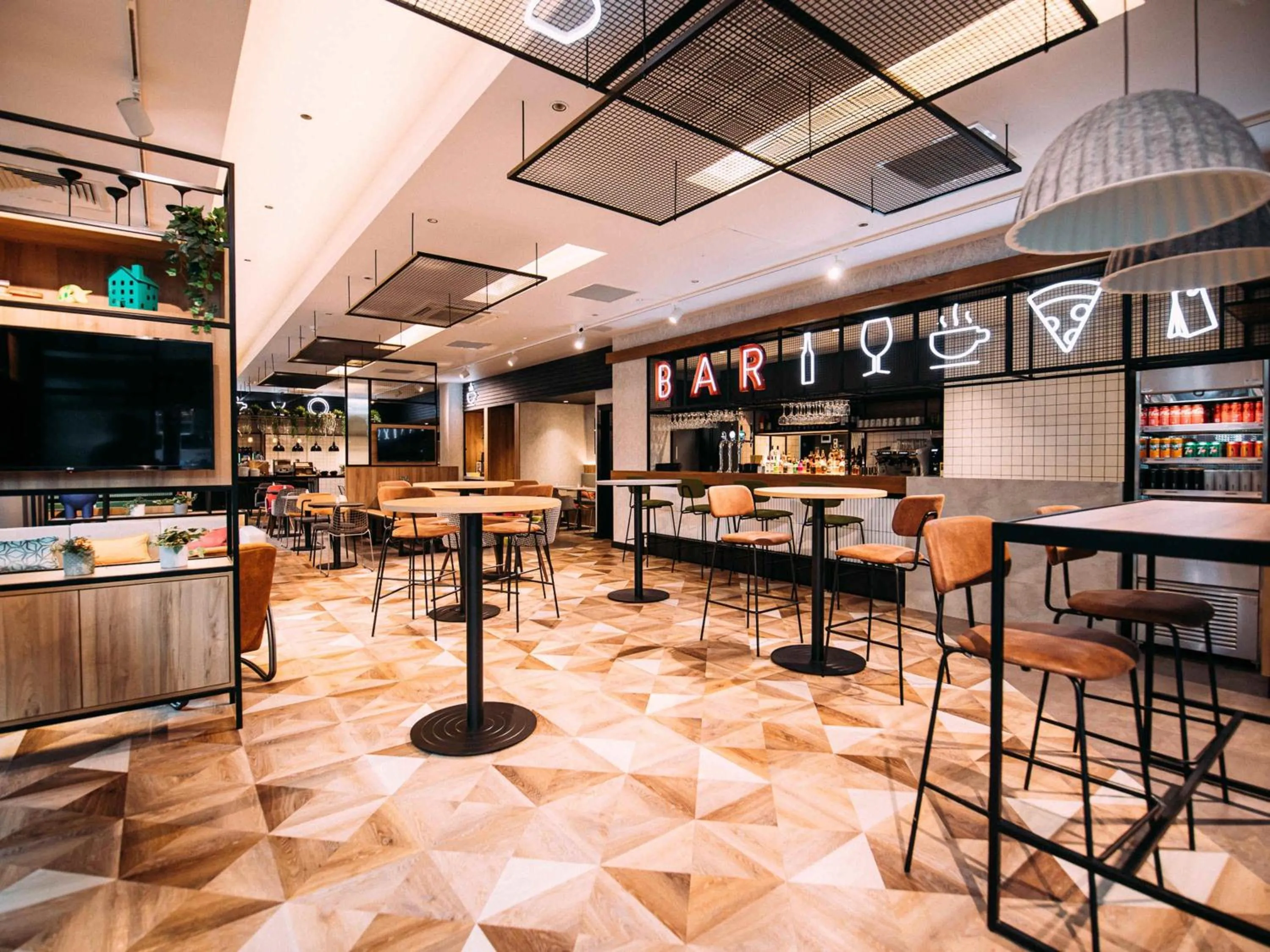 Lounge or bar in ibis Belfast City Centre