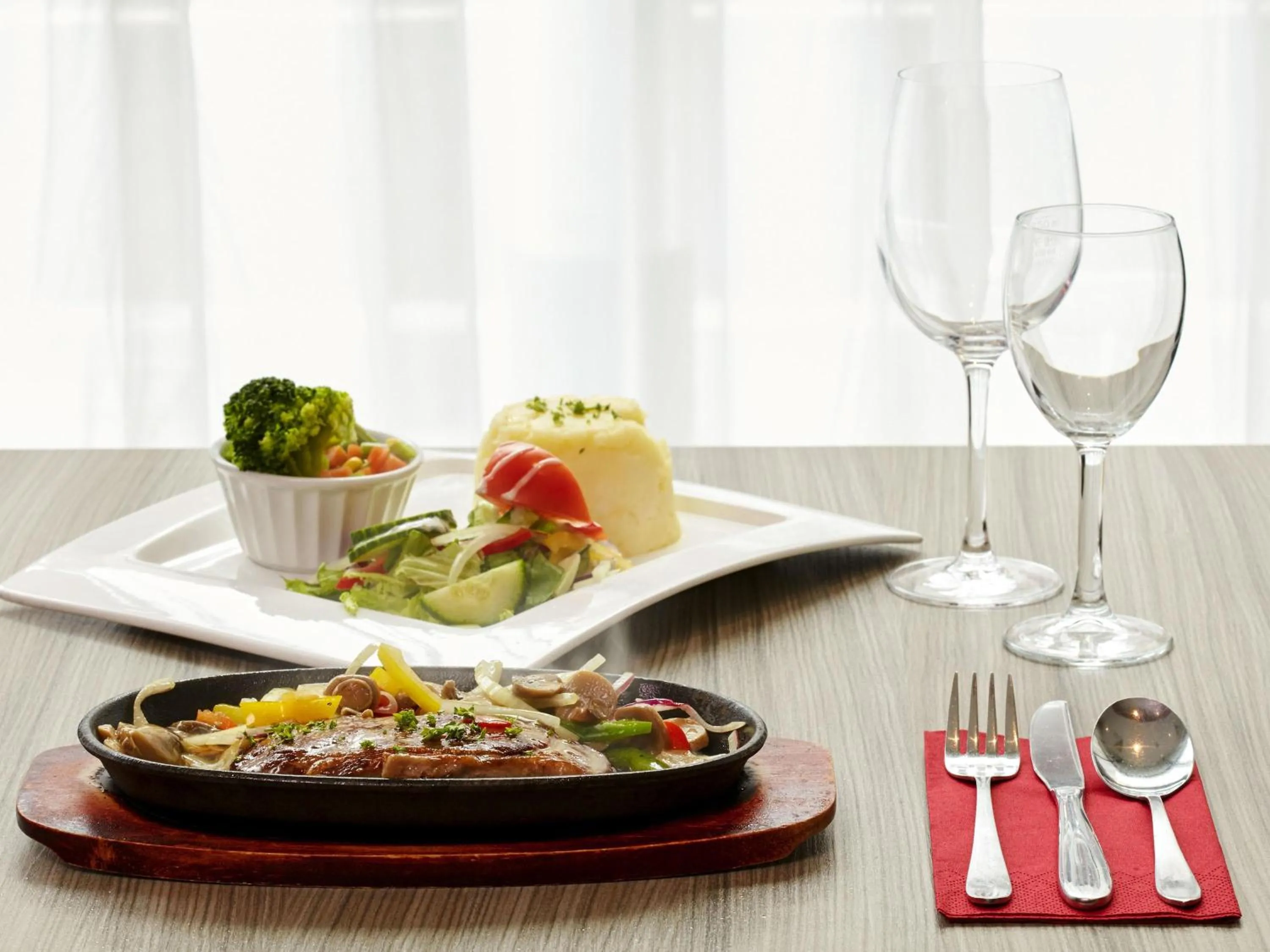 Restaurant/places to eat in ibis Belfast City Centre