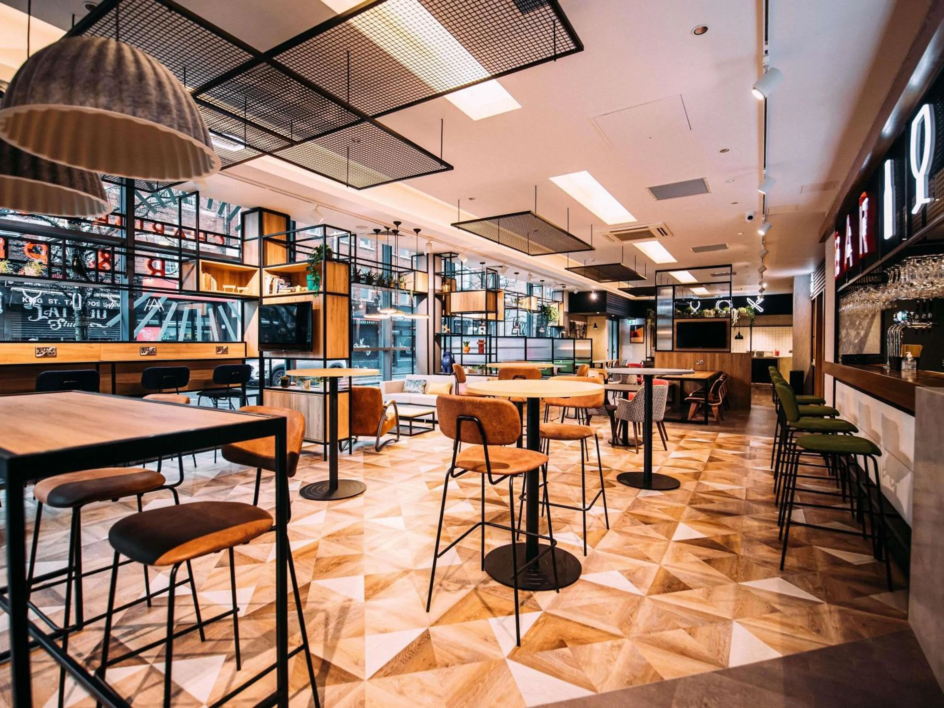 Lounge or bar in ibis Belfast City Centre