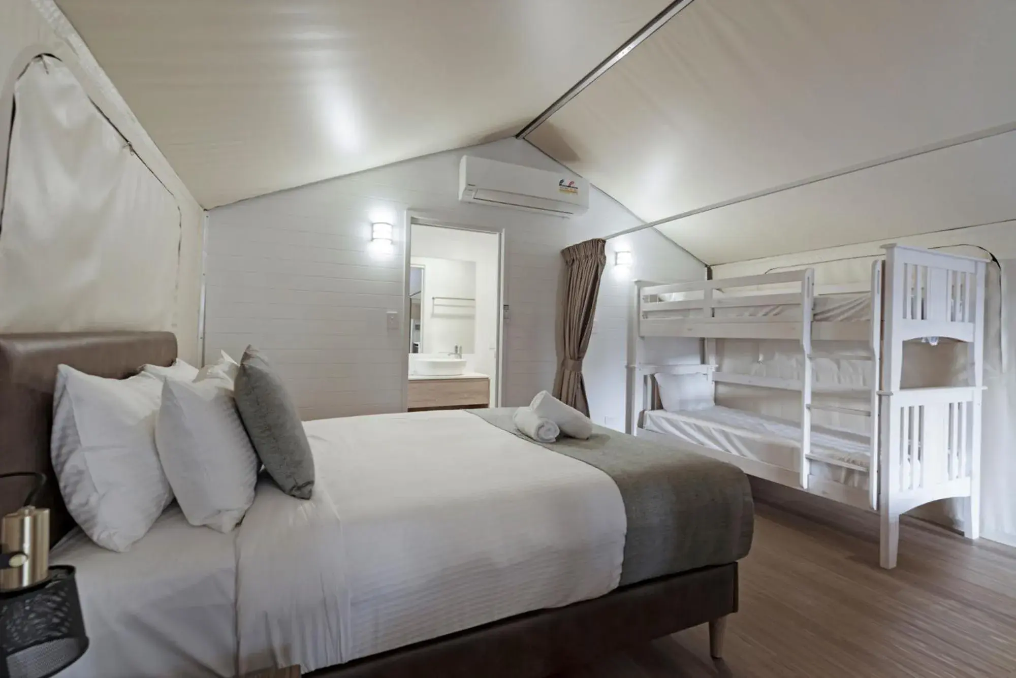 Photo of the whole room, Bed in Discovery Parks - Byron Bay