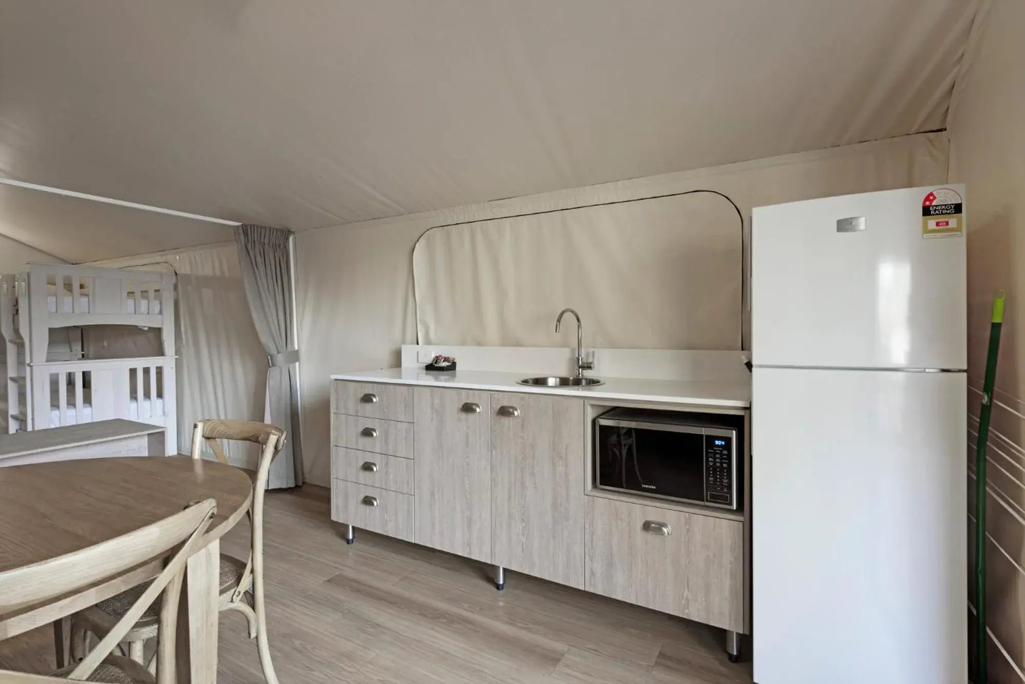 Kitchen or kitchenette, Kitchen/Kitchenette in Discovery Parks - Byron Bay