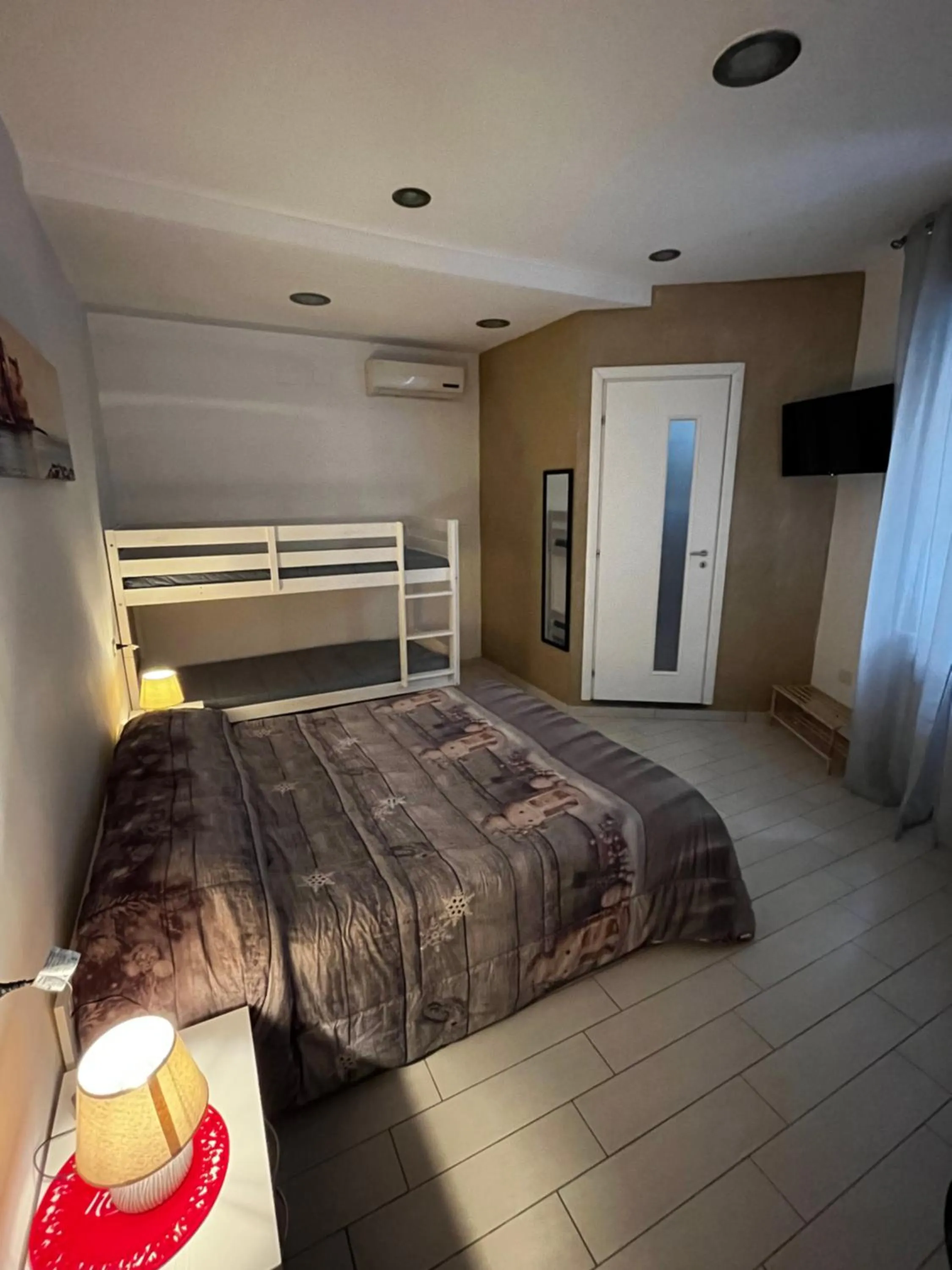 Photo of the whole room, Bed in Family Room