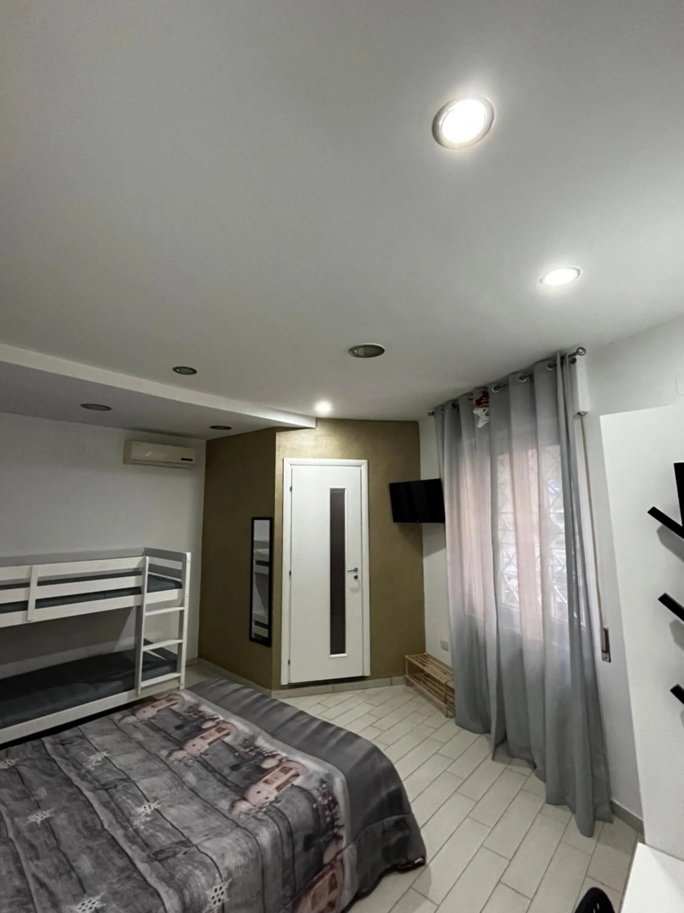 Photo of the whole room, Bed in Family Room