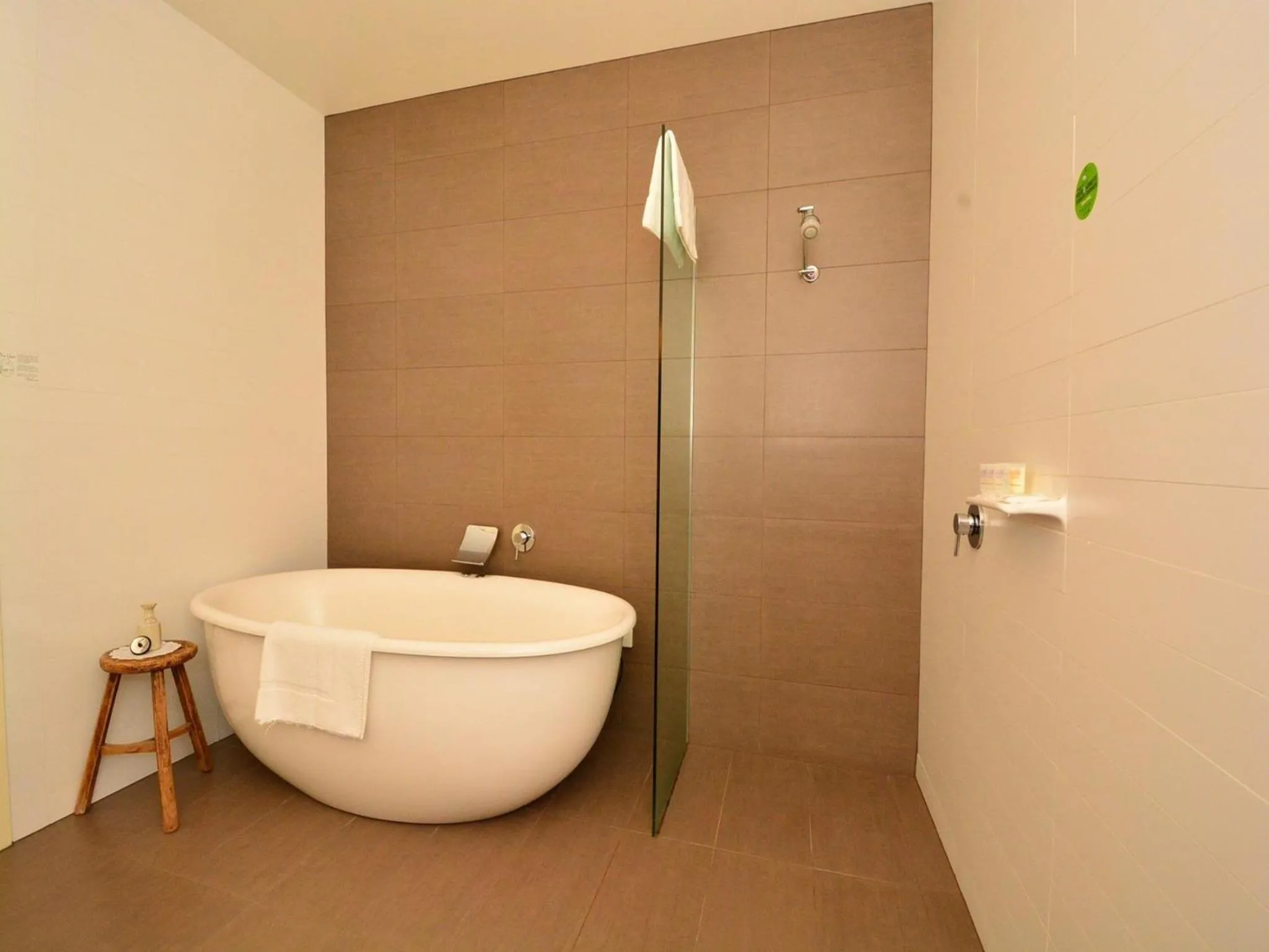 Bathroom in Mornington Hotel