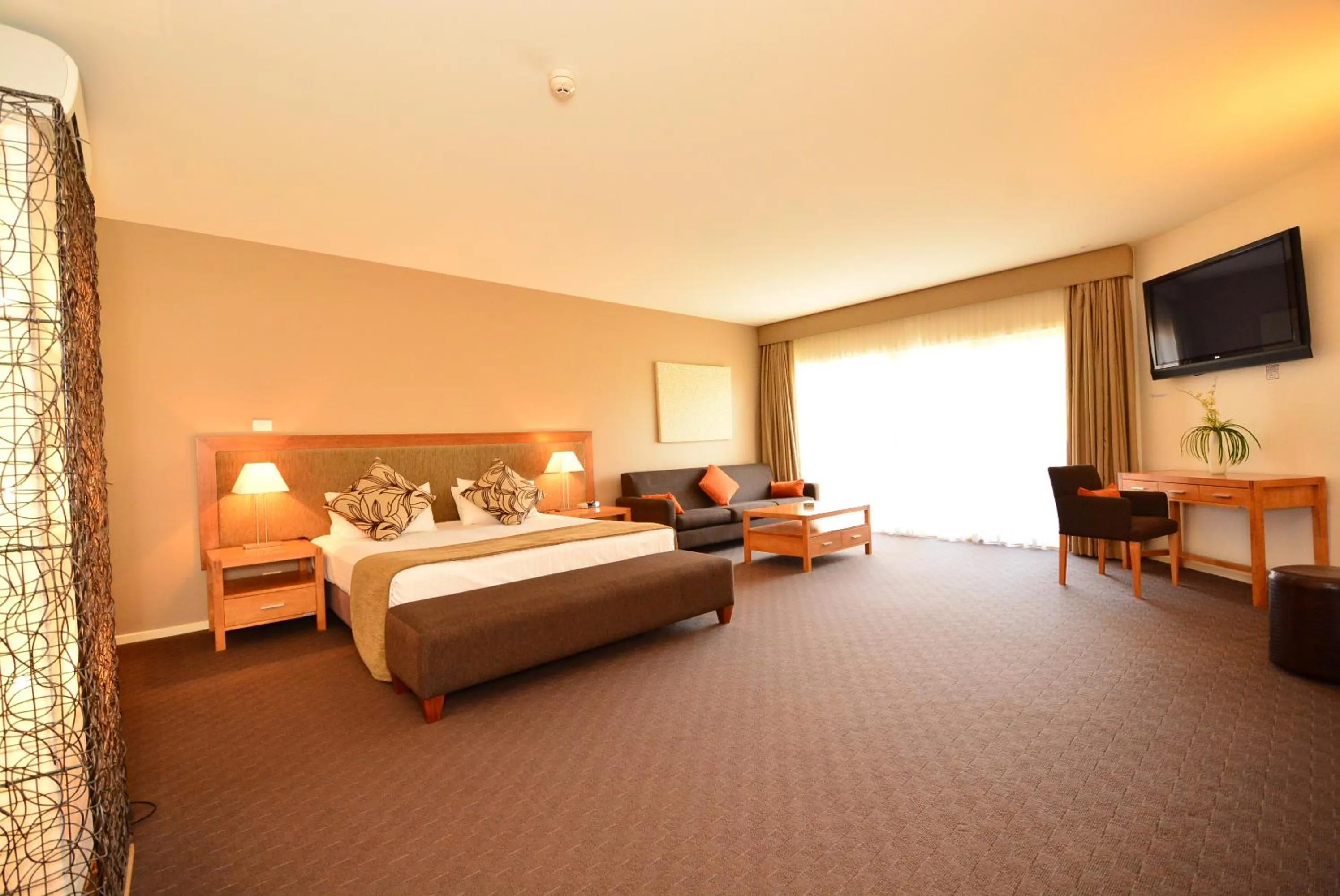Photo of the whole room, Bed in Mornington Hotel