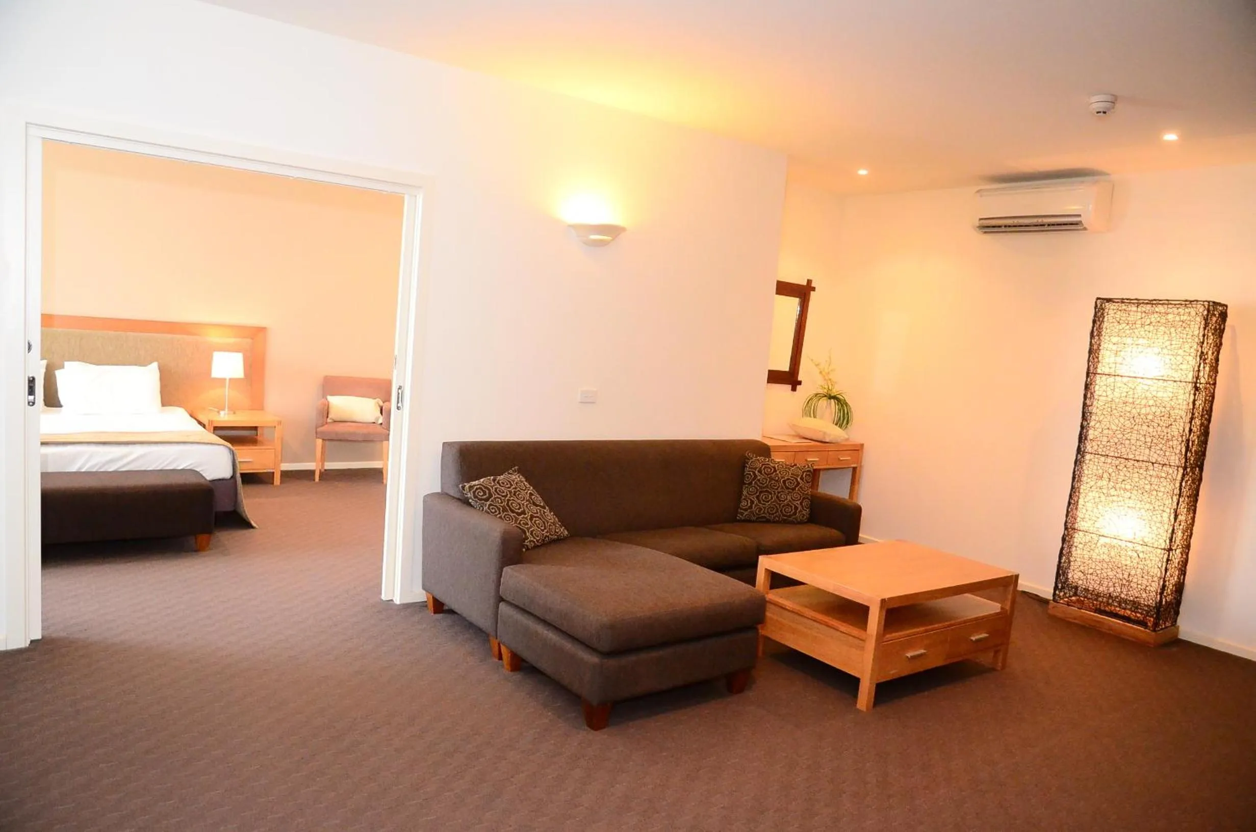 Photo of the whole room, Bed in Mornington Hotel