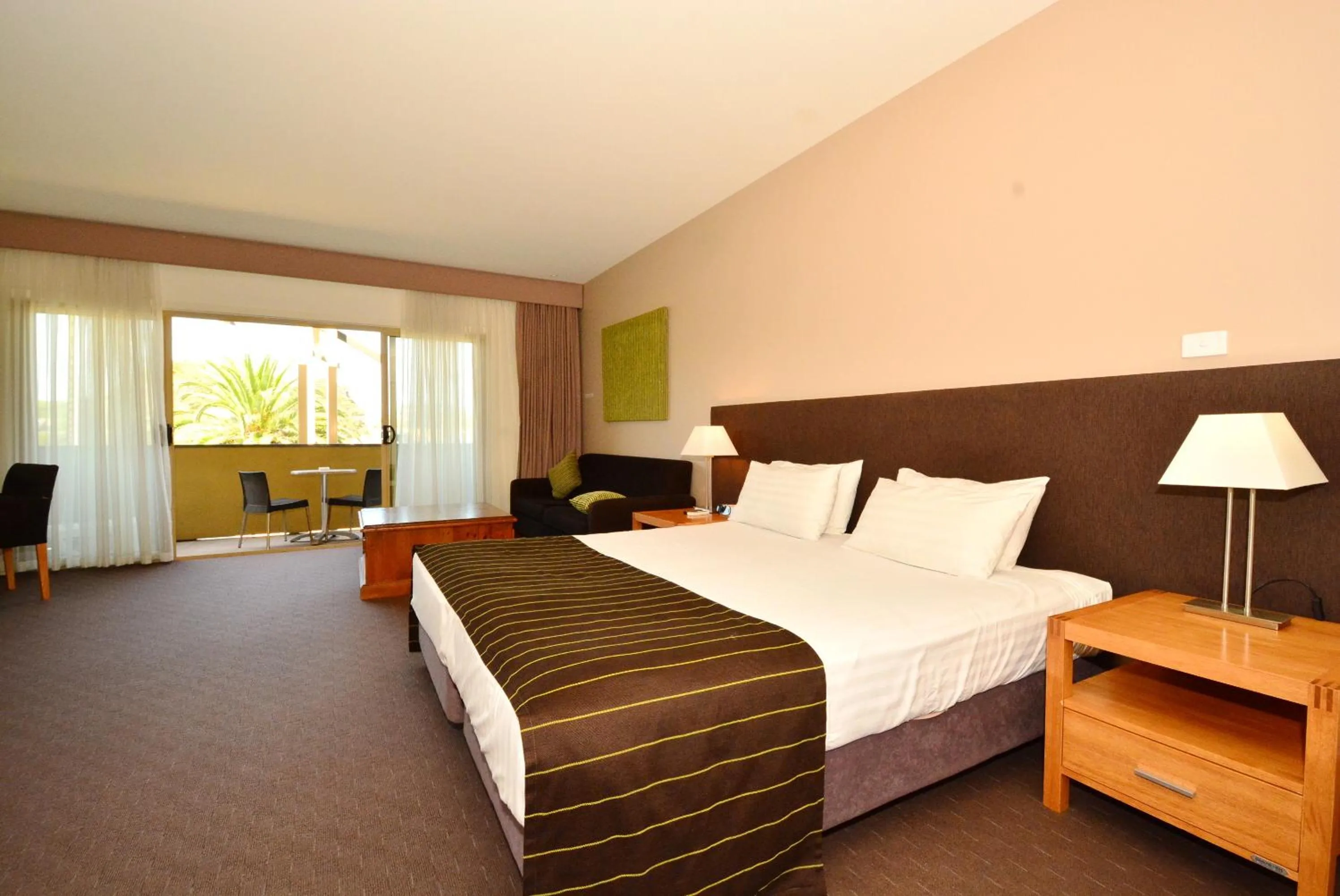 Photo of the whole room, Bed in Mornington Hotel