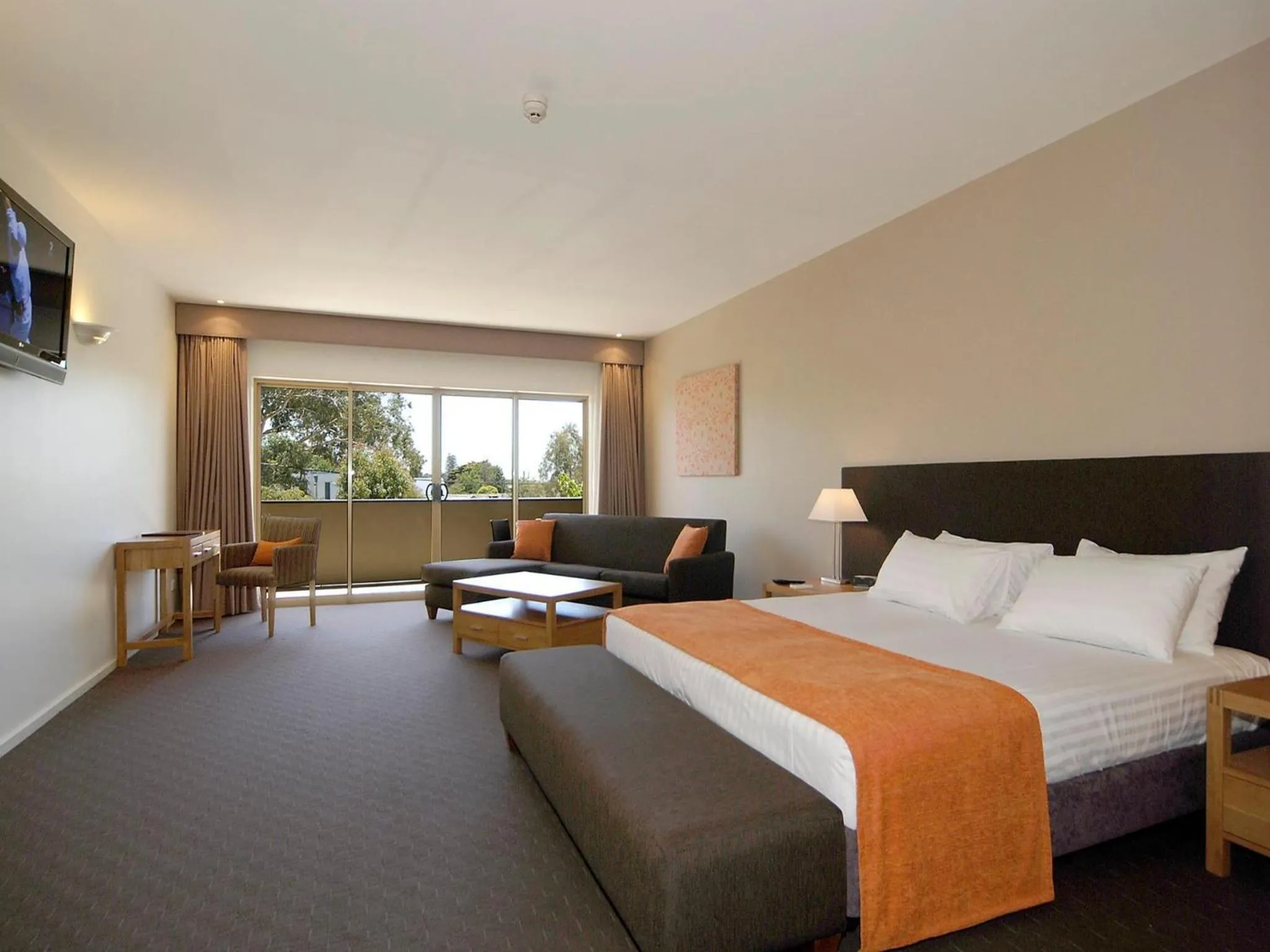 Photo of the whole room, Bed in Mornington Hotel