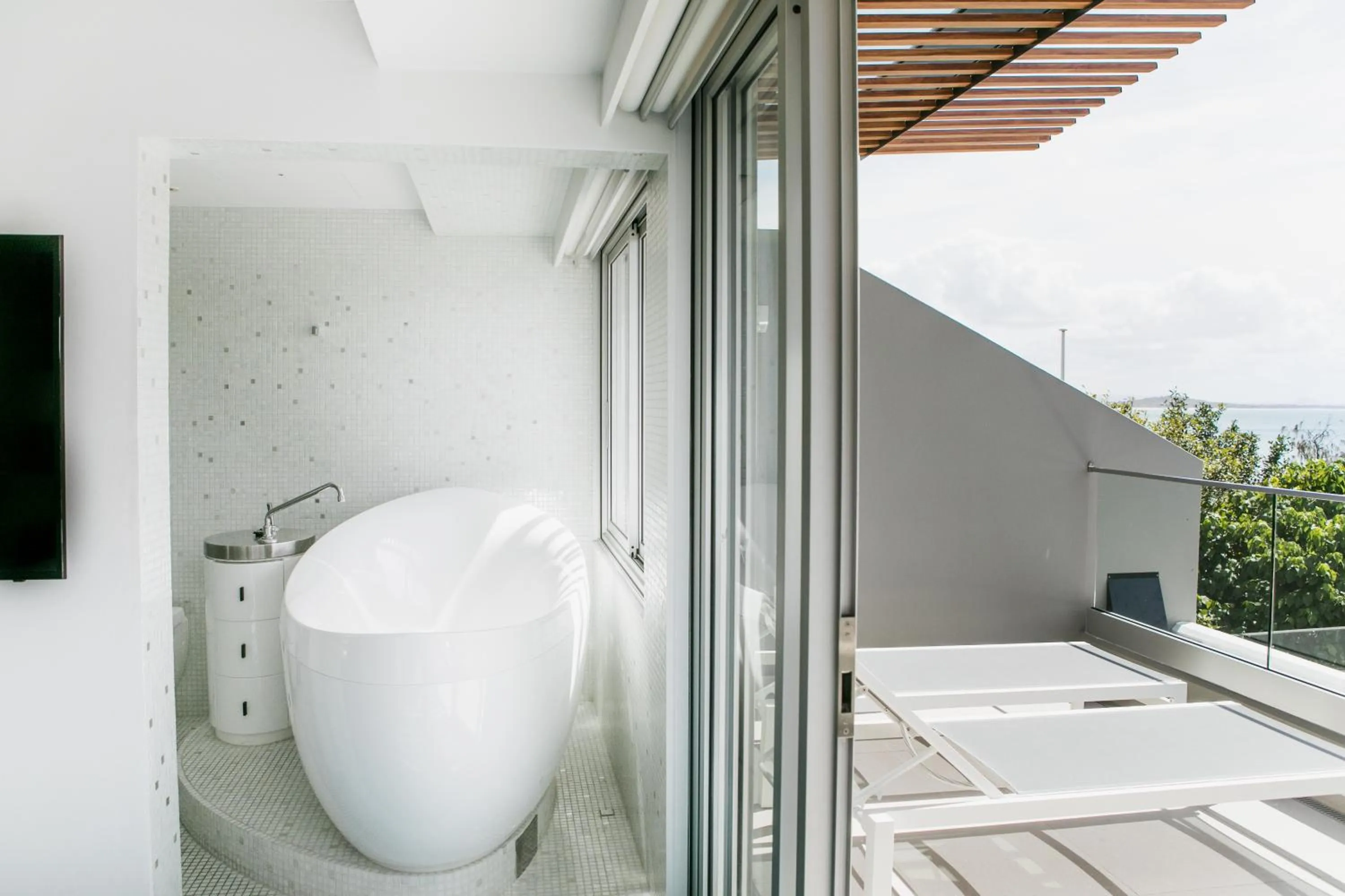 Bath in Netanya Noosa Beachfront Resort