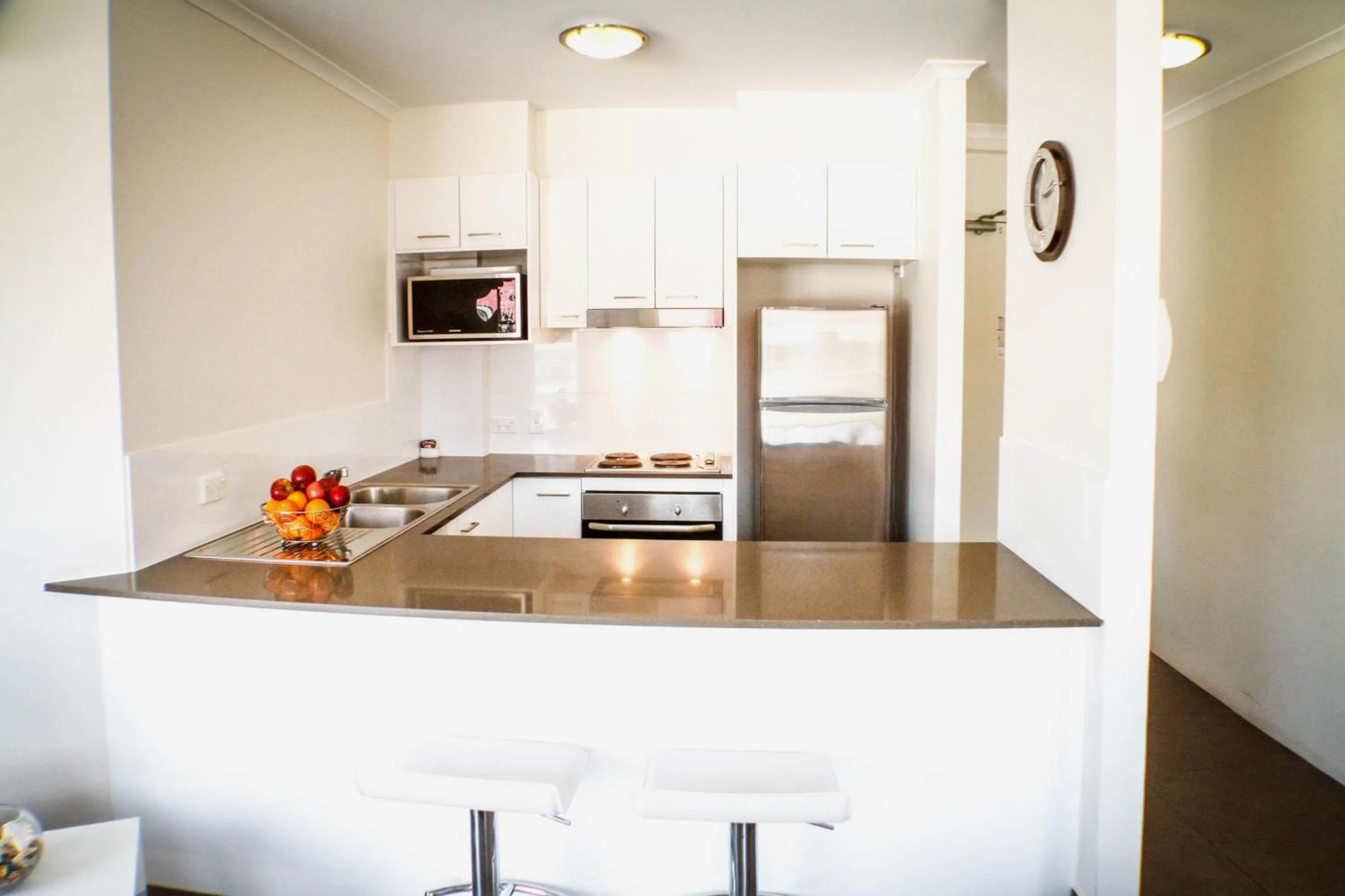 Kitchen or kitchenette in Surfers Riverside