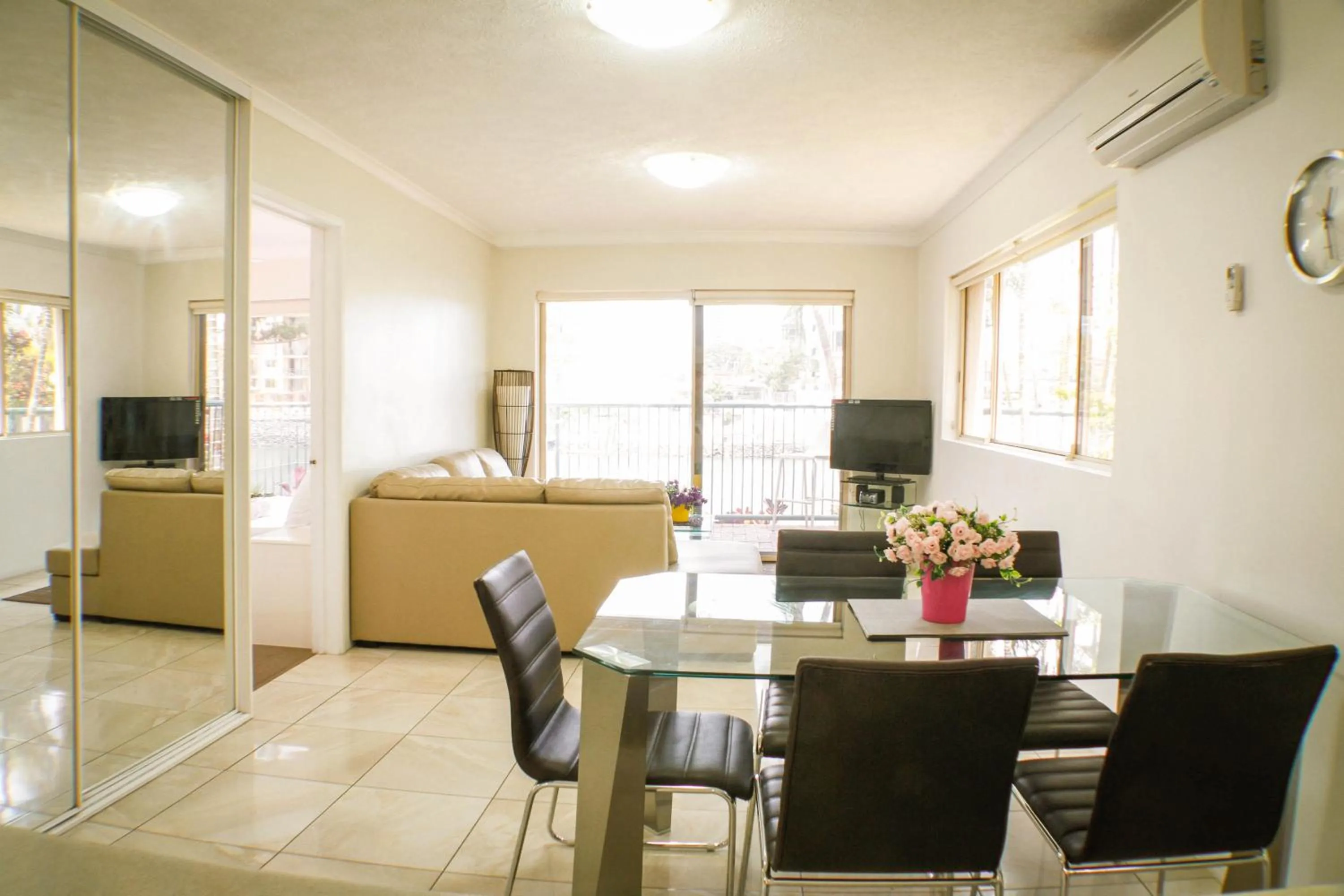 Dining area in Surfers Riverside