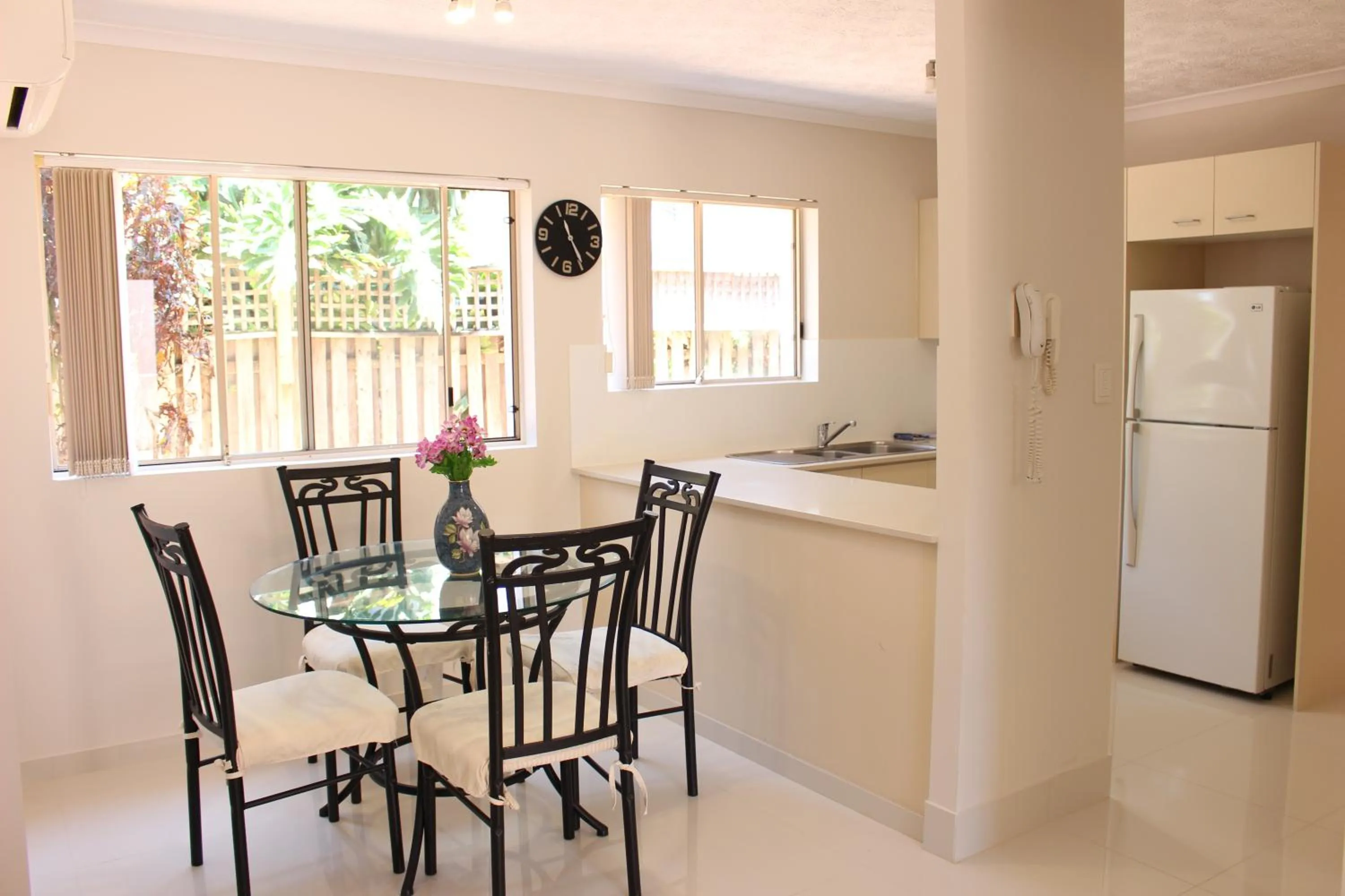 Dining area in Surfers Riverside