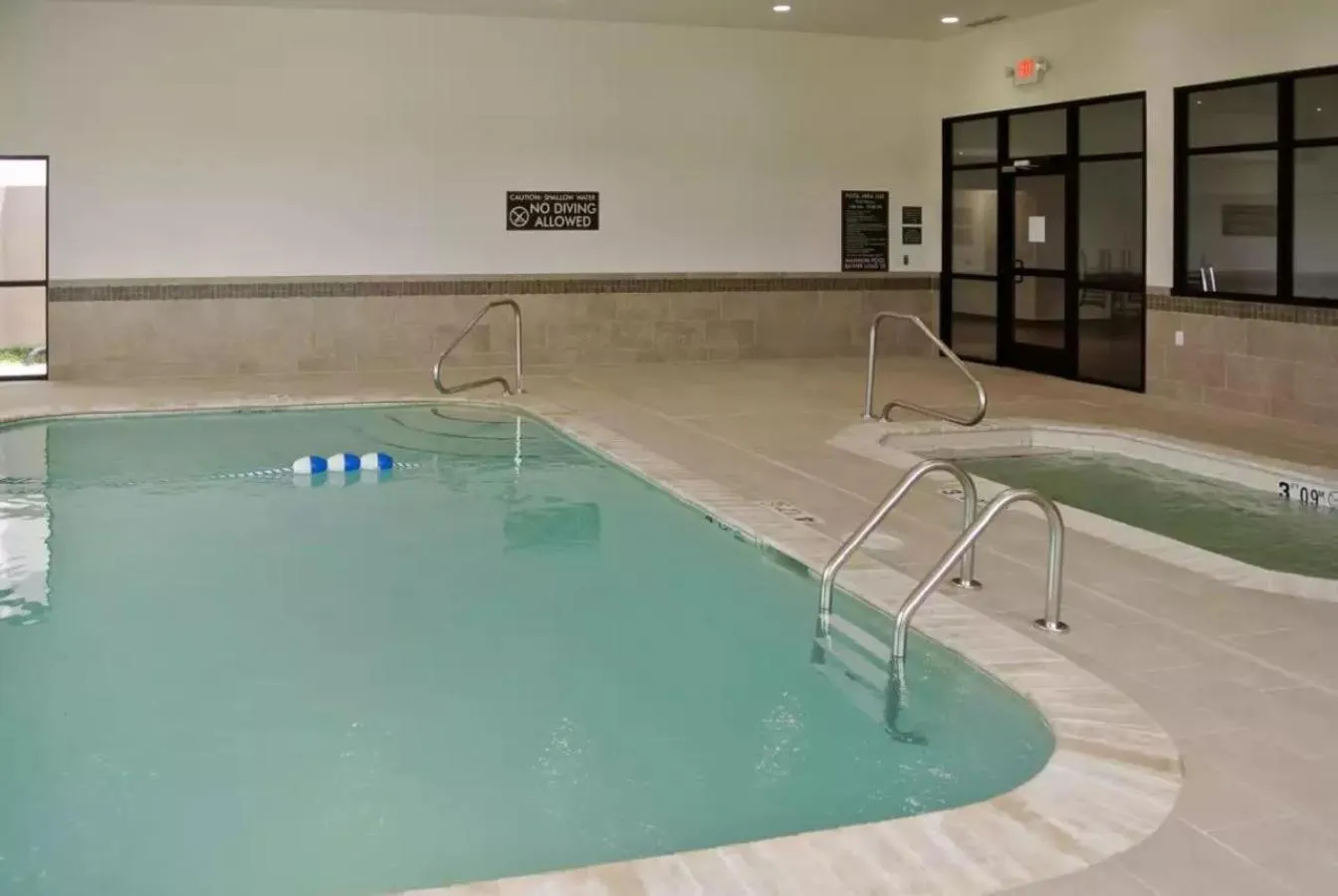 Swimming pool in Sleep Inn South Joplin