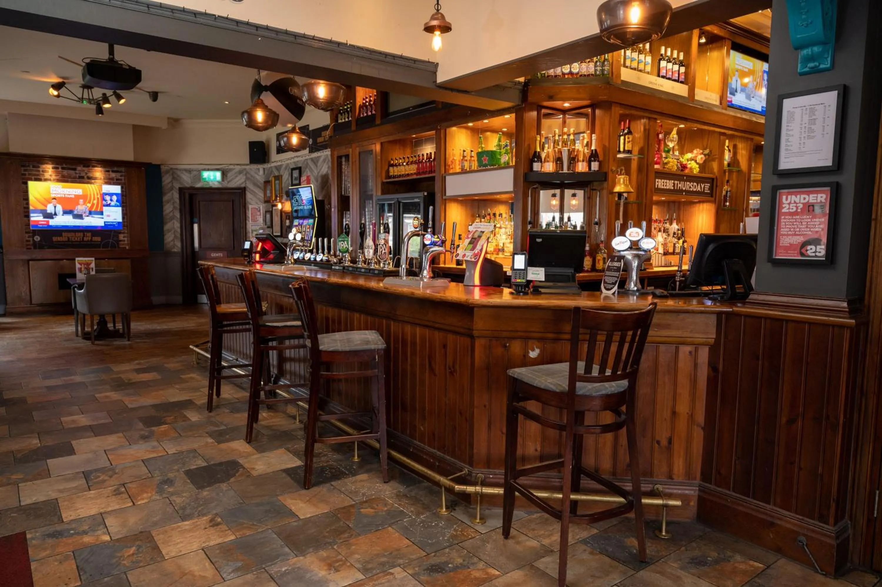 Lounge or bar in The Fernhurst by Greene King Inns